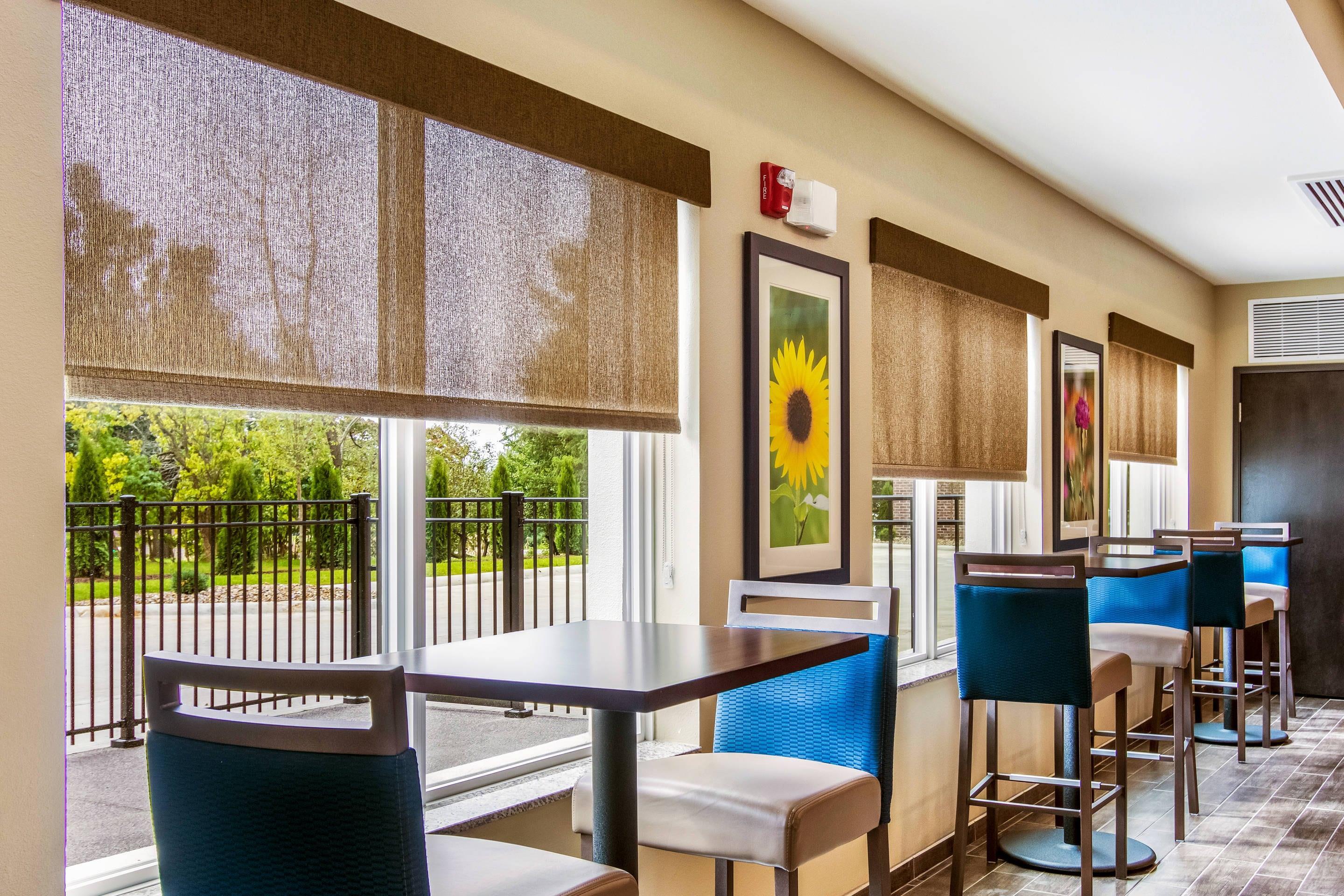 Enjoy breakfast in this seating area | Comfort Suites
