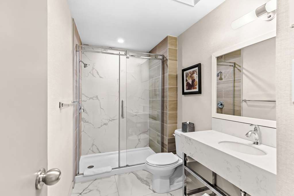 Best Western Plus Montreal East-guestroom-Guest Room,Bathroom,On-Site.jpg