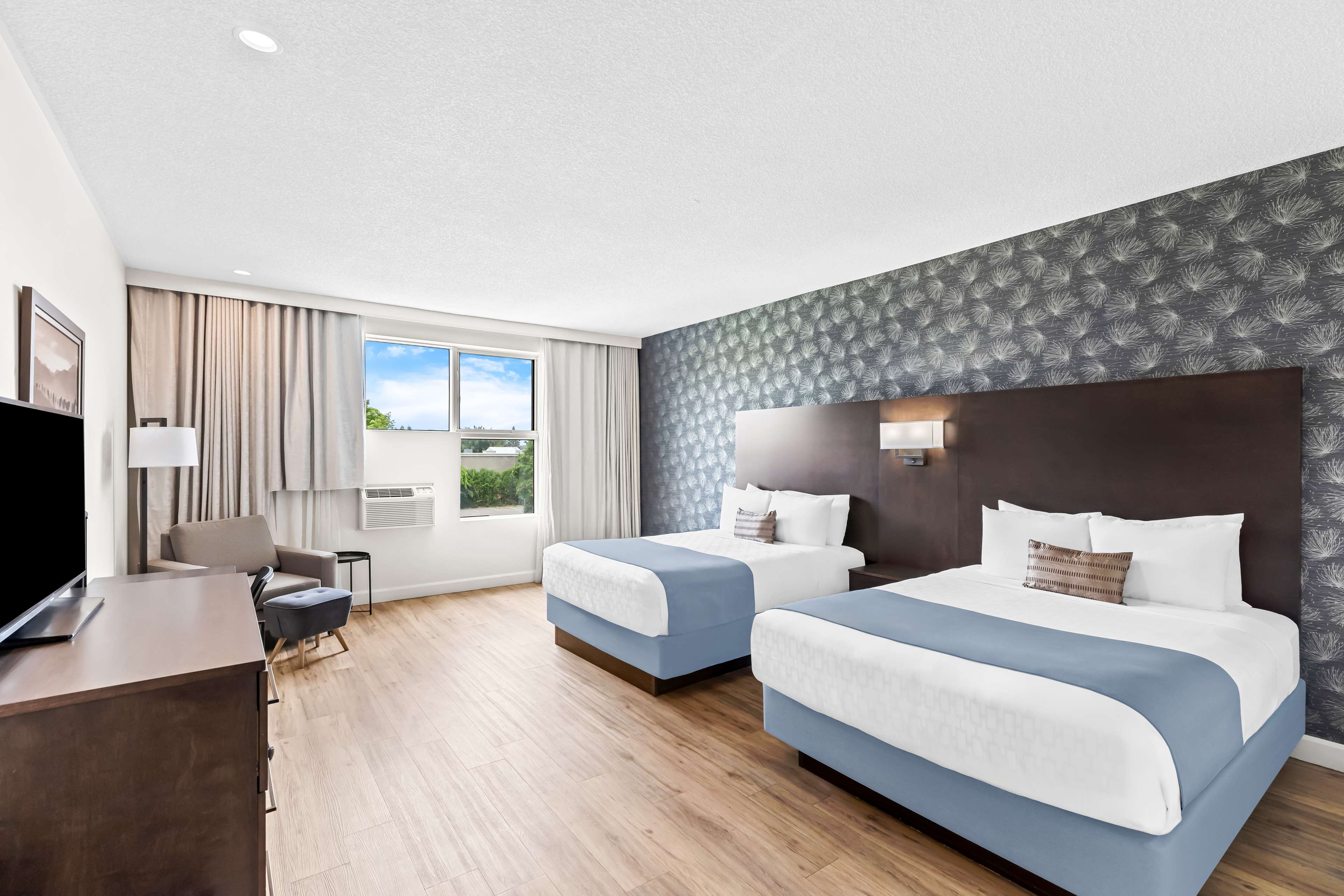 Best Western Plus Montreal East Room Type - 2 Queen Beds, Non-Smoking, Refrigerator, Wi-Fi