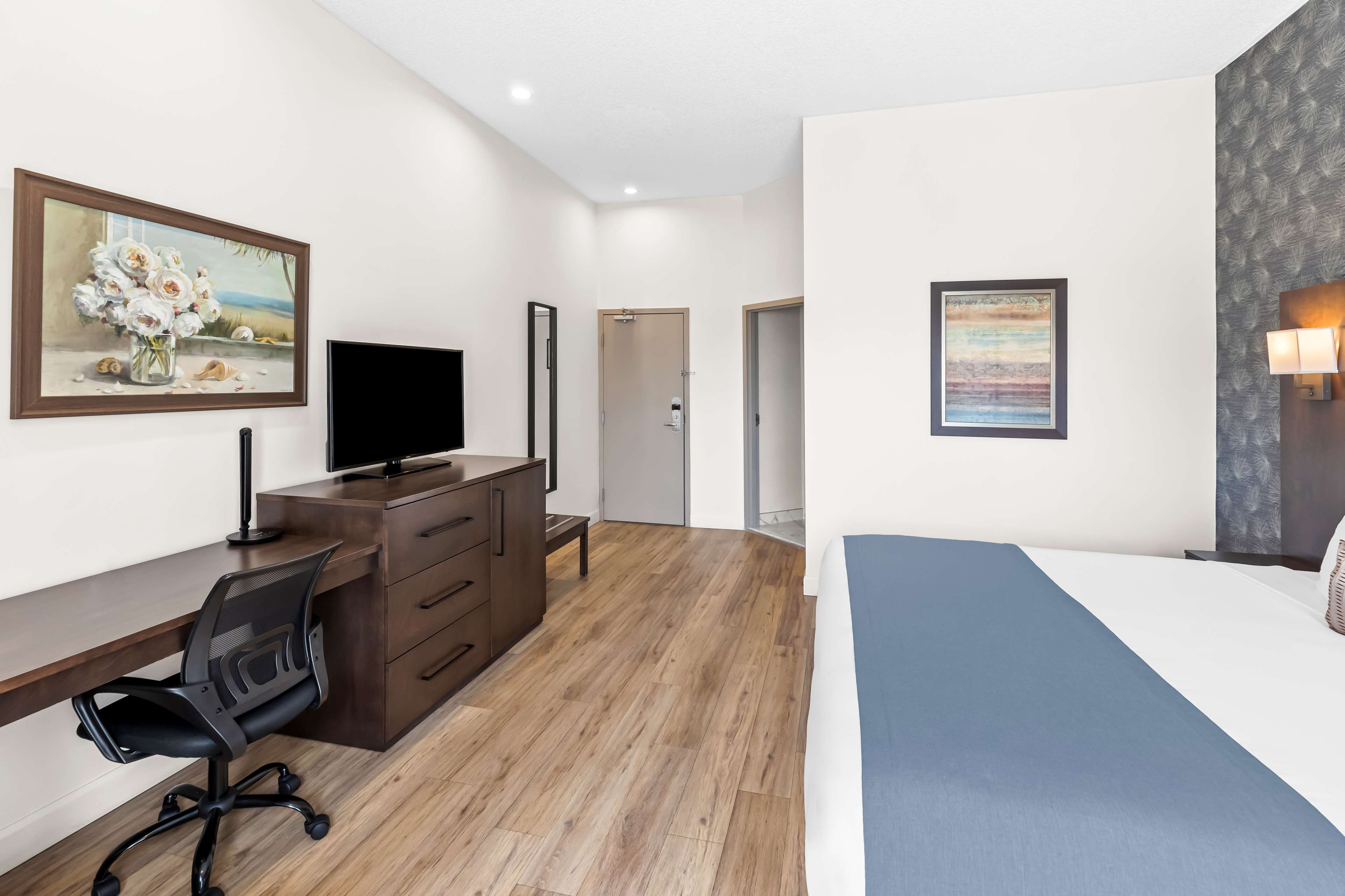 Best Western Plus Montreal East Room Type - Accessible - 1 King, Mobility Accessible, Roll In Shower, Refrigerator, Wi-Fi, Non-Smoking Best Western Plus Montreal East Room Type - Accessible - 1 King, Mobility Accessible, Roll In Shower, Refrigerator, Wi-Fi, Non-Smoking