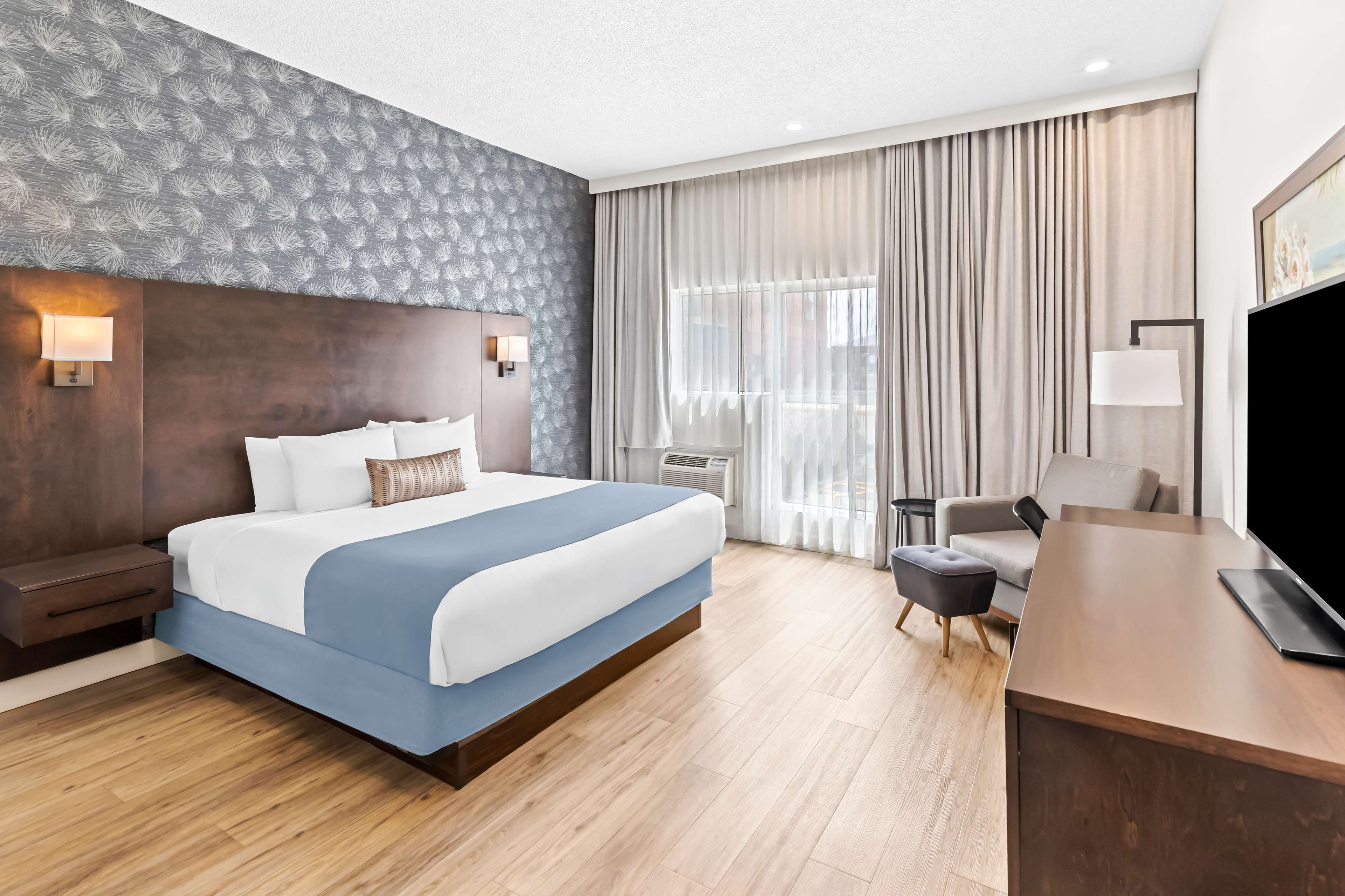 Best Western Plus Montreal East Room Type - 1 King Bed, Non-Smoking, Refrigerator, Wi-Fi