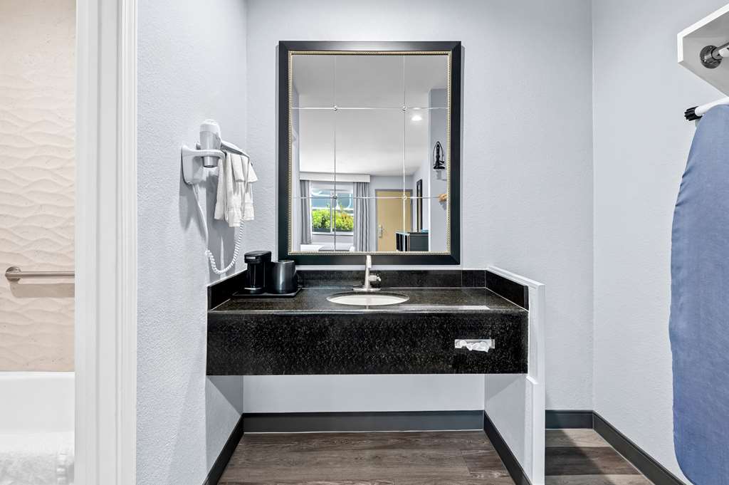 SureStay by Best Western Buena Park Anaheim-guestroom-Guest Room,Bathroom,On-Site.jpg