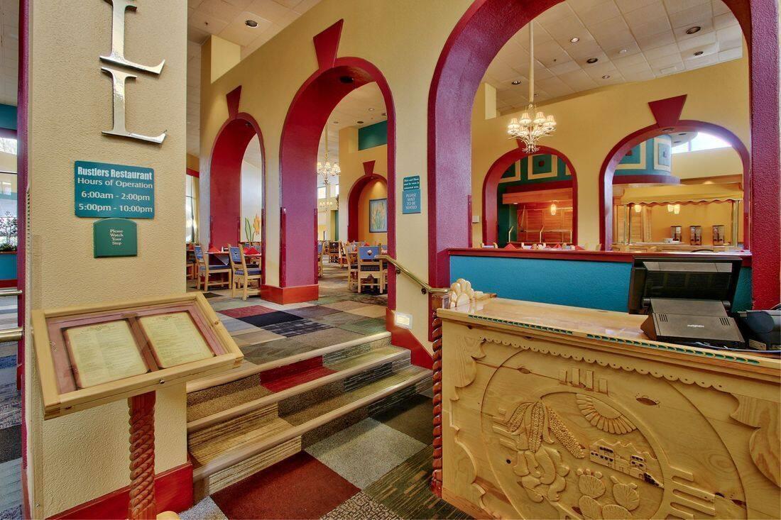 Restaurant | Ramada Plaza by Wyndham Albuquerque Midtown