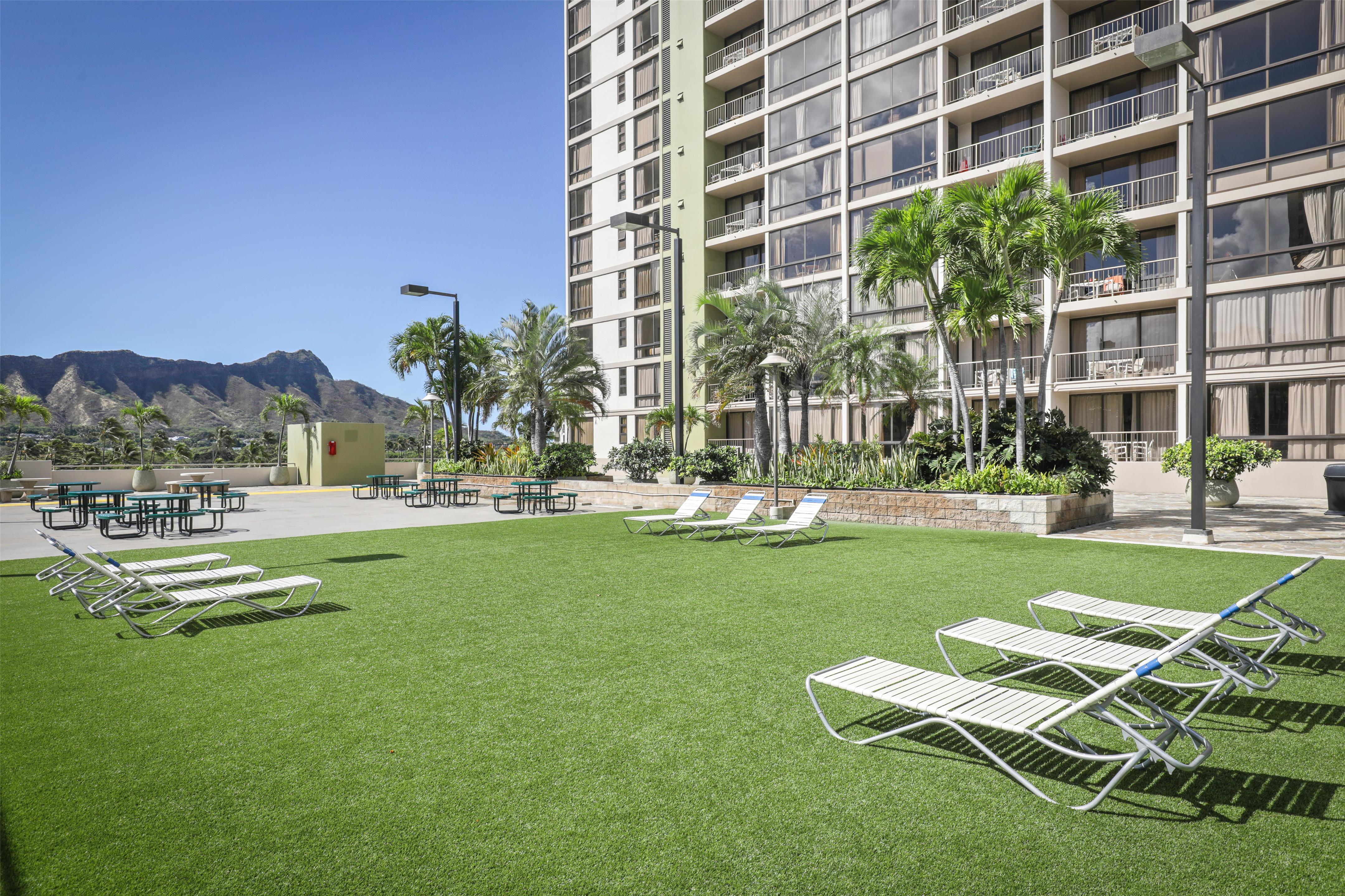 Aston Waikiki Sunset - Picnic Area and Sun Loungers