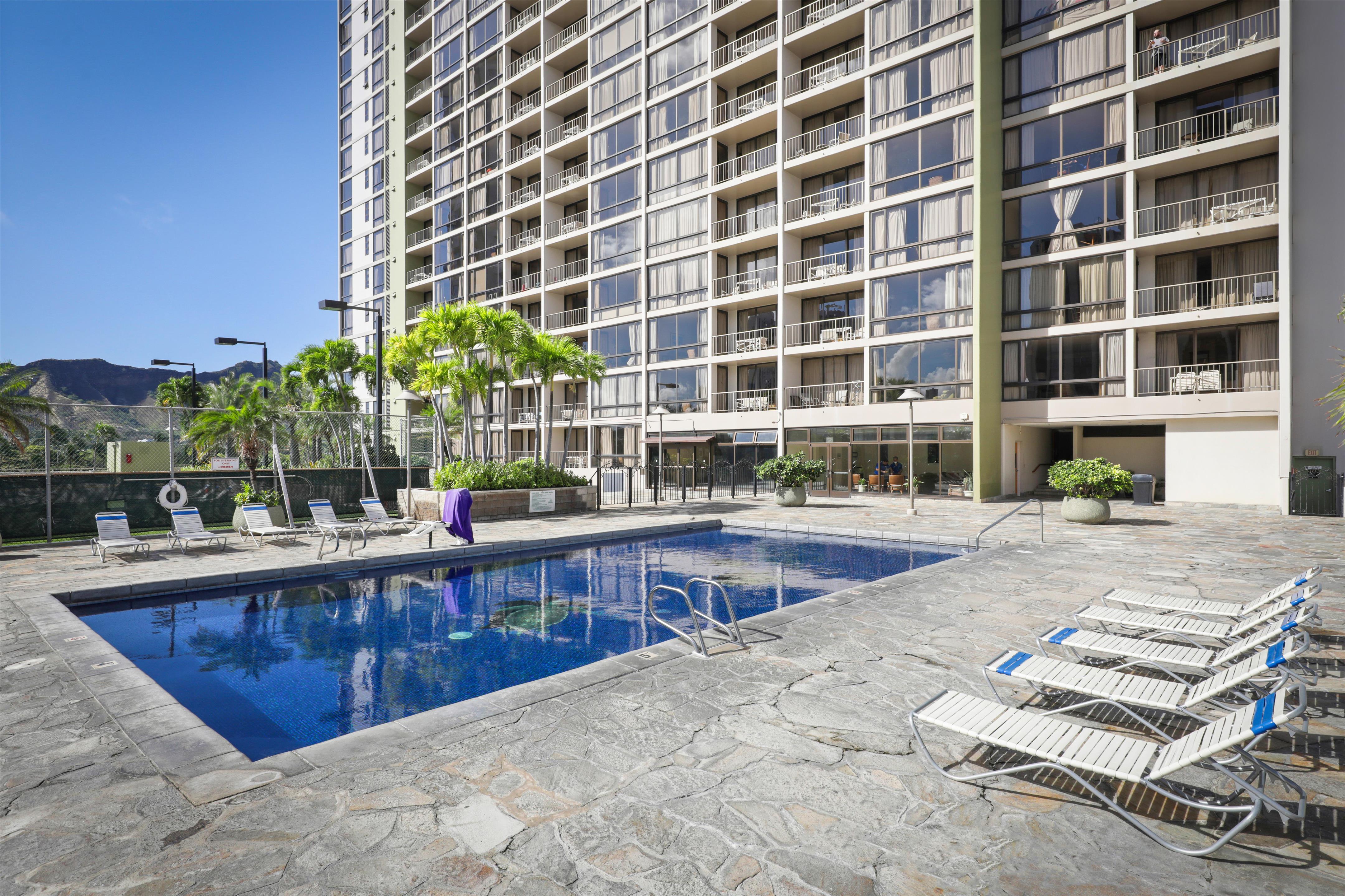 Aston Waikiki Sunset - Pool and Sun Lounger