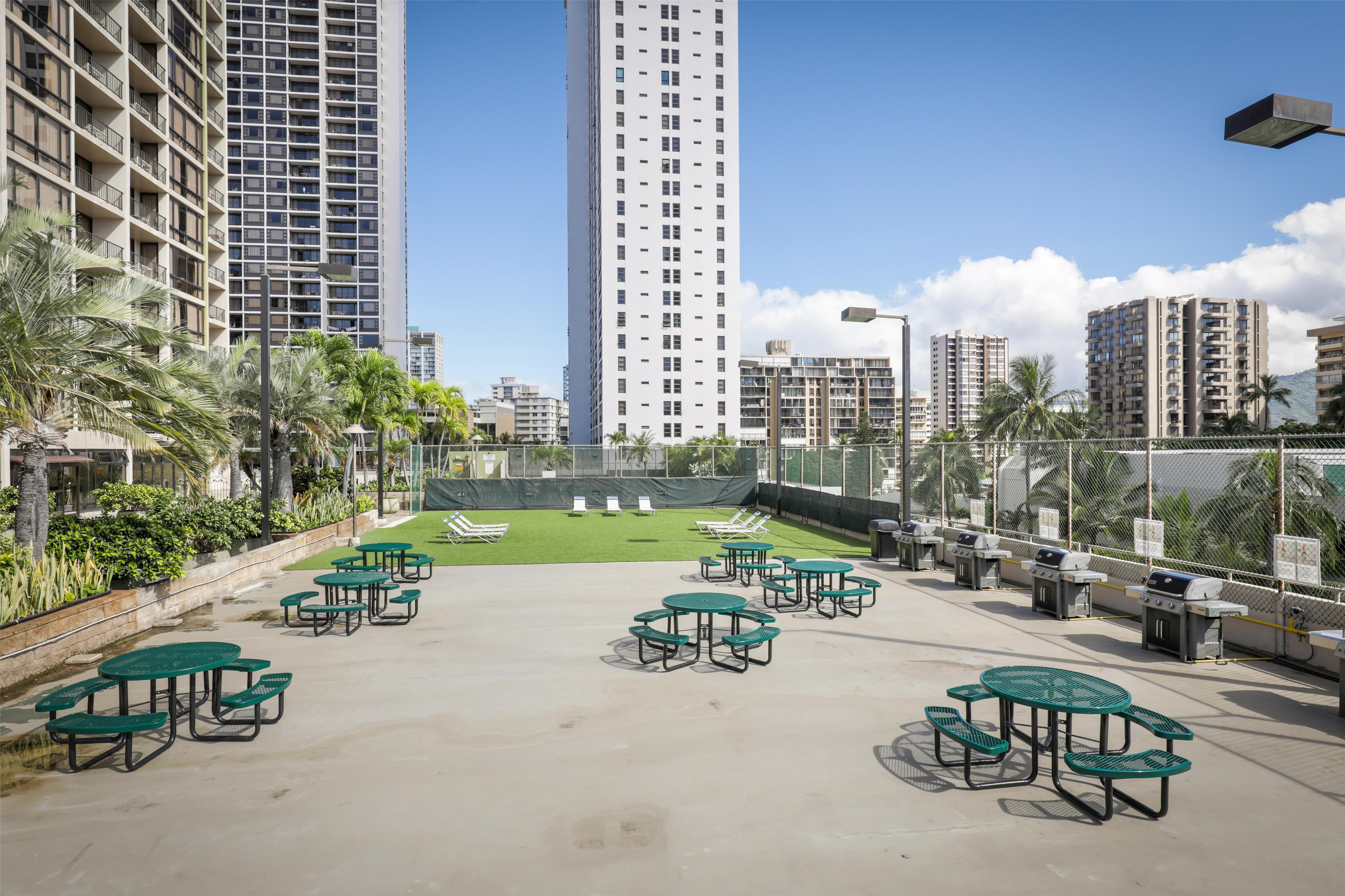 Aston Waikiki Sunset - BBQ Grills and Picnic Area