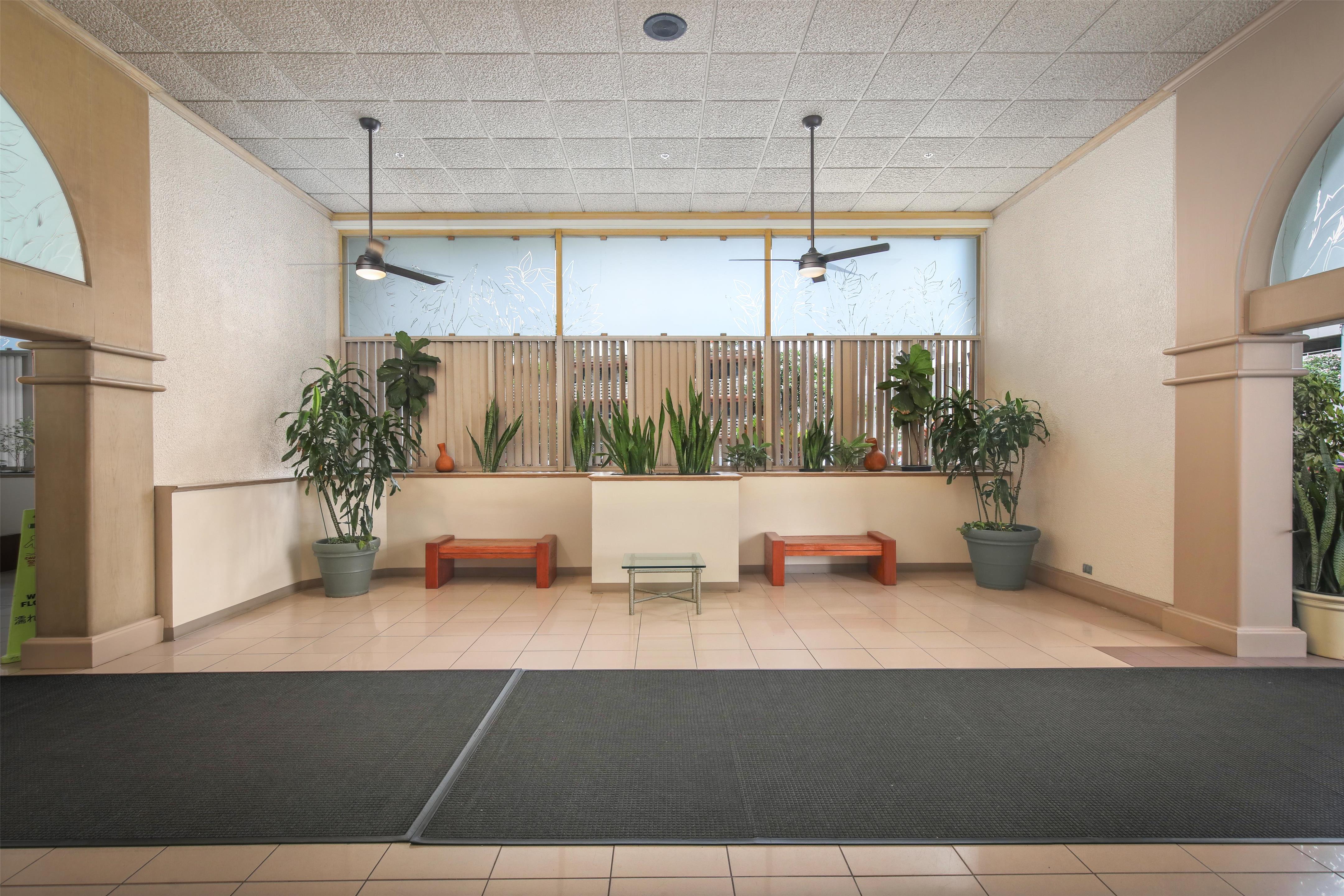 Aston Waikiki Sunset - Lobby Seating Area