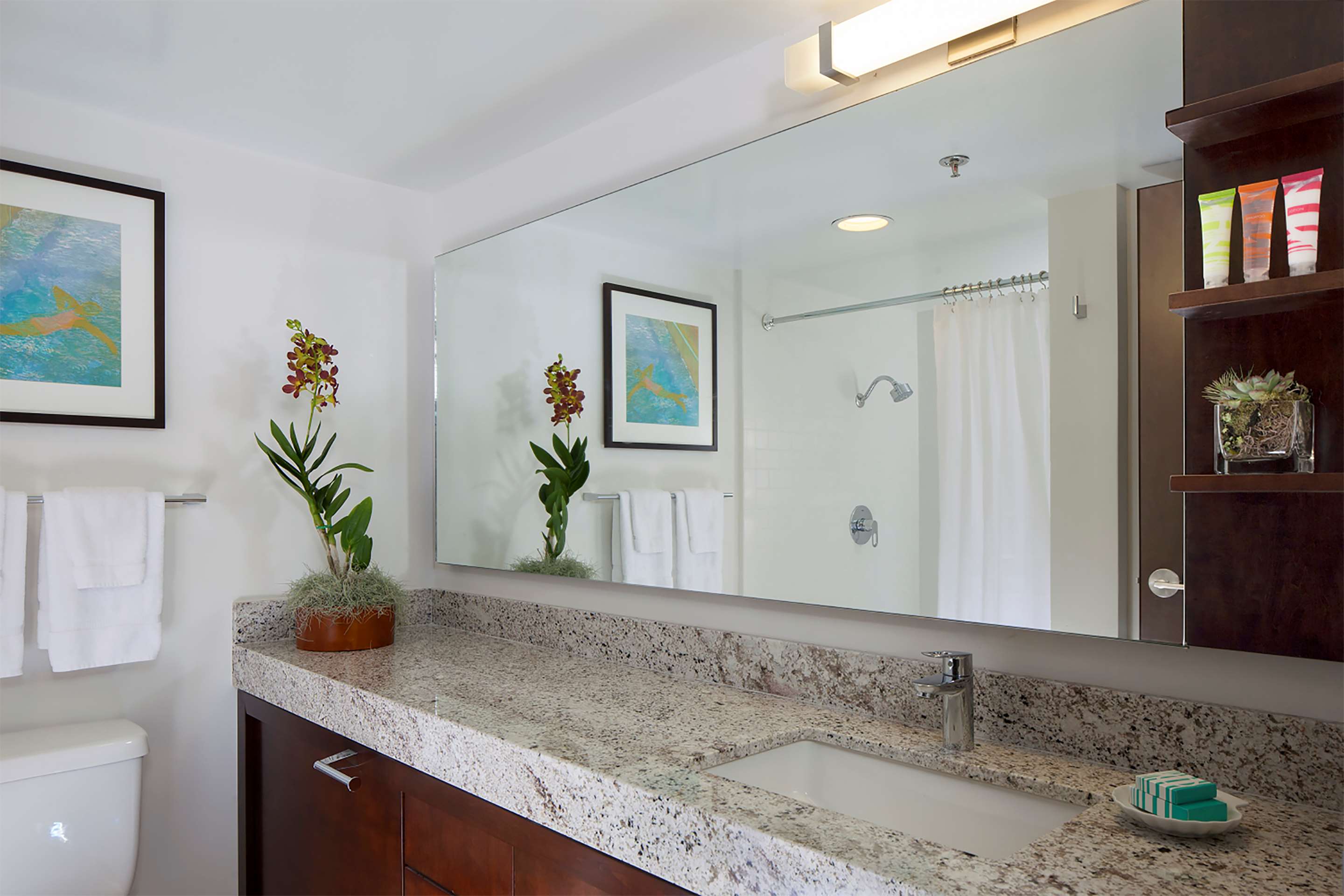 Ilikai Hotel and Luxury Suites - Guest Bath