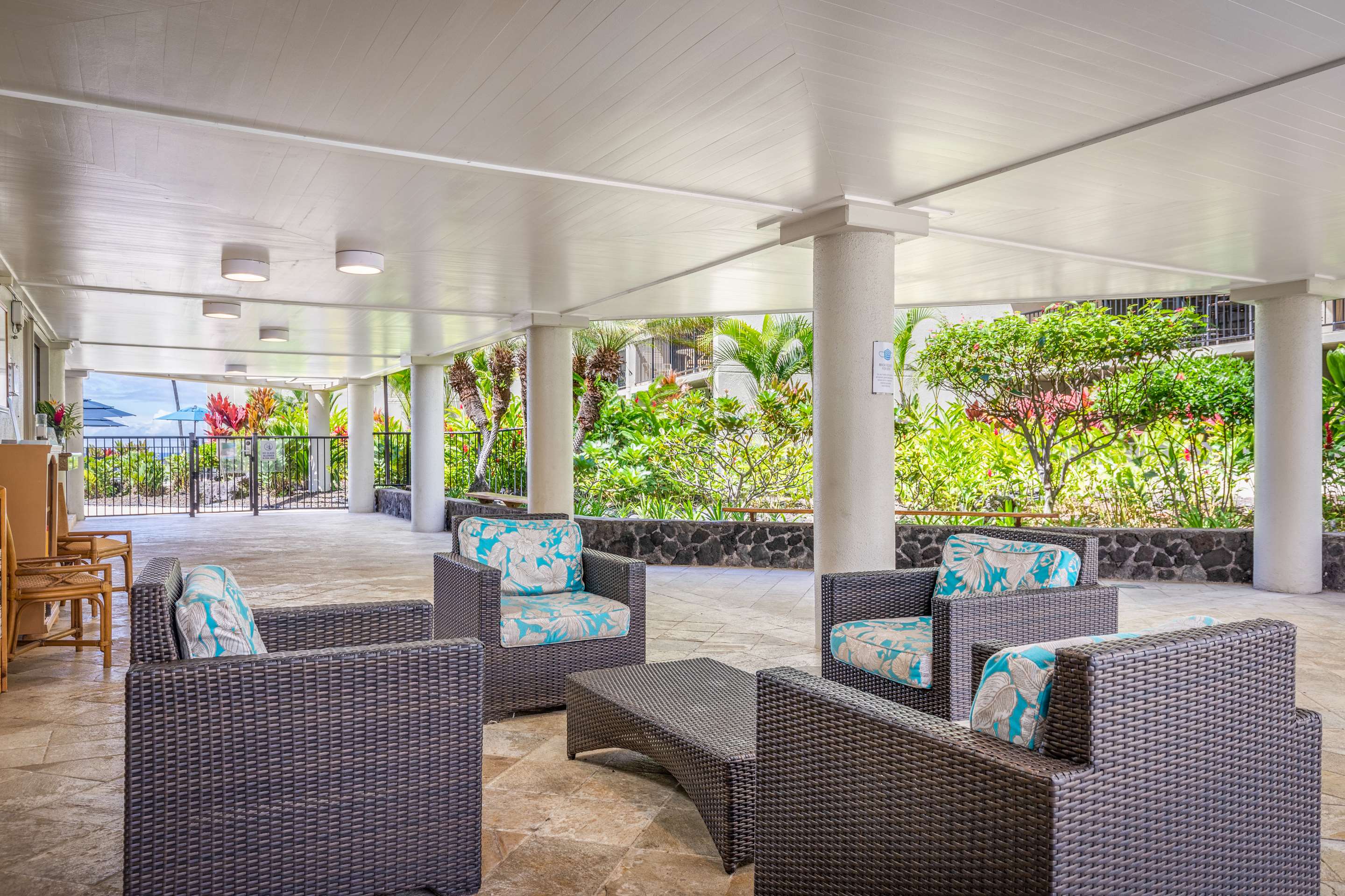 Aston Kona By The Sea - Exterior Lobby Waiting Area | Aston Kona by the Sea