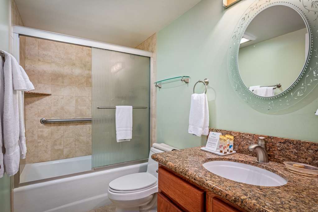 Aston Kona by the Sea-guestroom-Guest Room,Bathroom,Shower,Sink,Toilet,Tub,On-Site.jpg