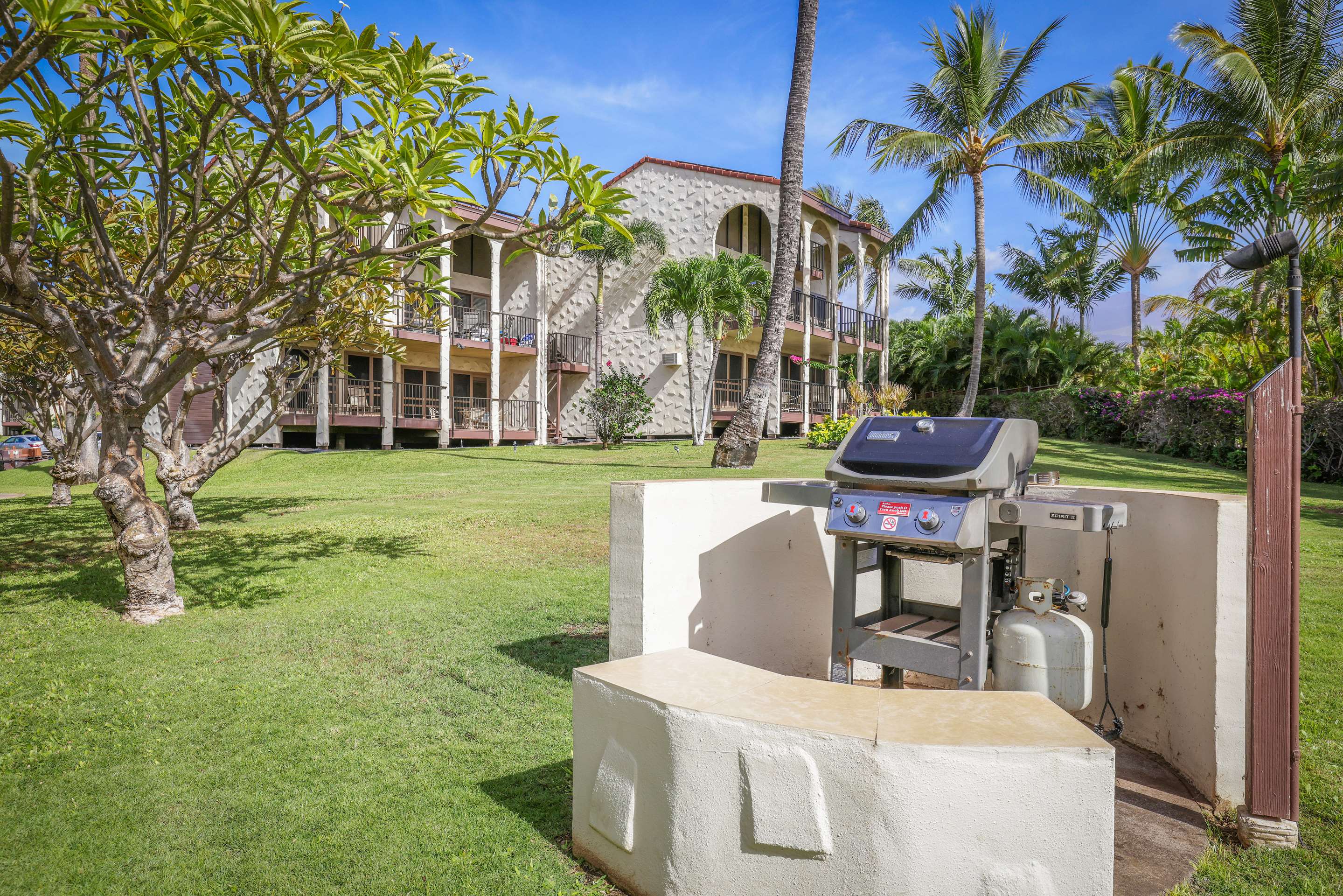 Aston Maui Hill - Property Grounds & BBQ | Aston Maui Hill