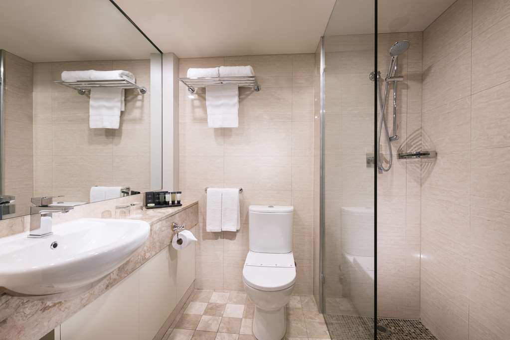 STAMFORD PLAZA ADELAIDE-guestroom-Guest Room,Bathroom,On-Site.jpg