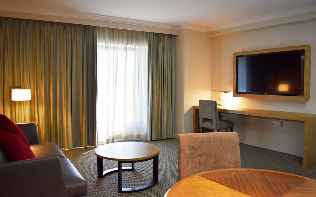 STAMFORD PLAZA SYDNEY AIRPORT-guestroom-Guest Room,Living Area,Suite,On-Site.jpg