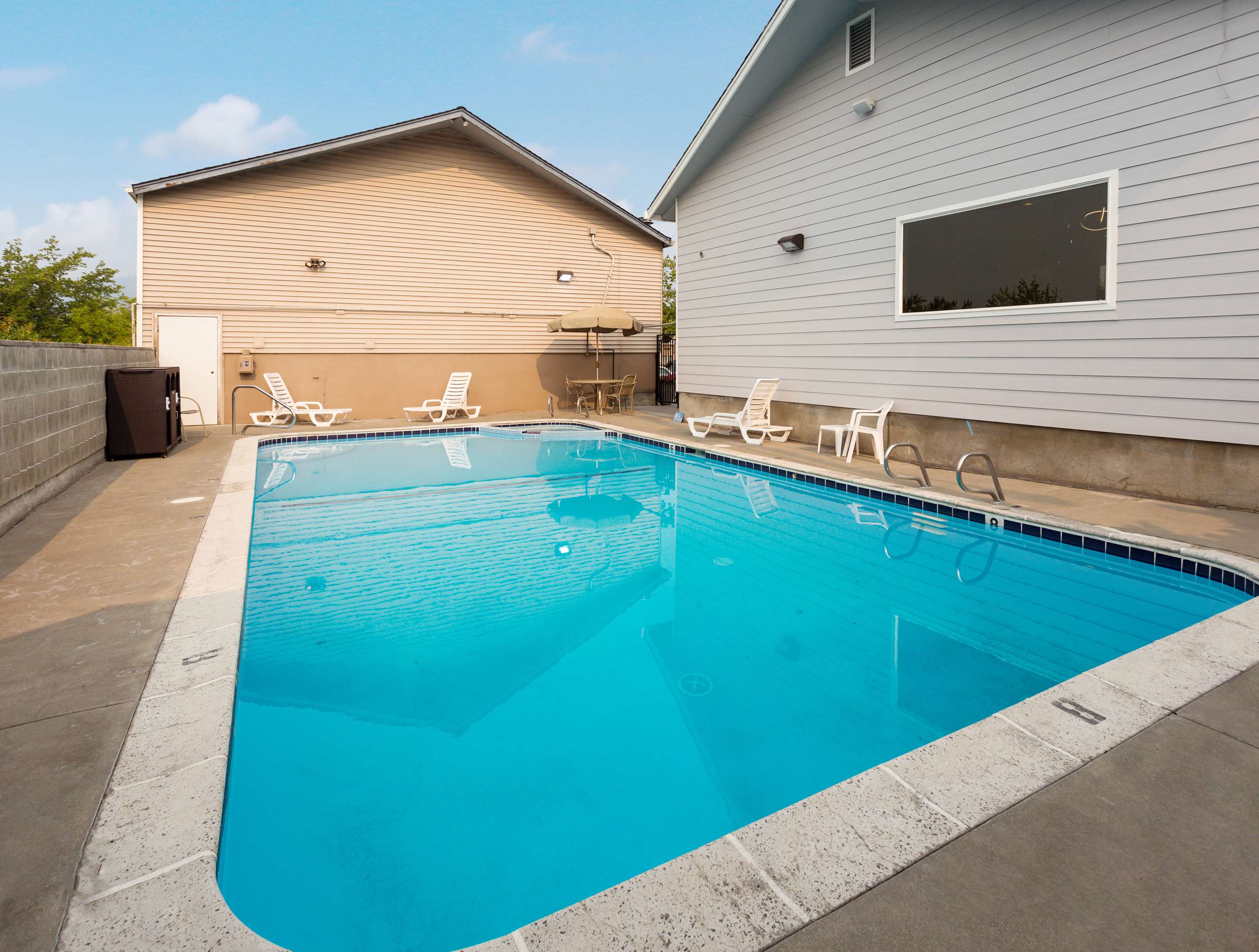 Pool | Red Lion Inn & Suites Grants Pass