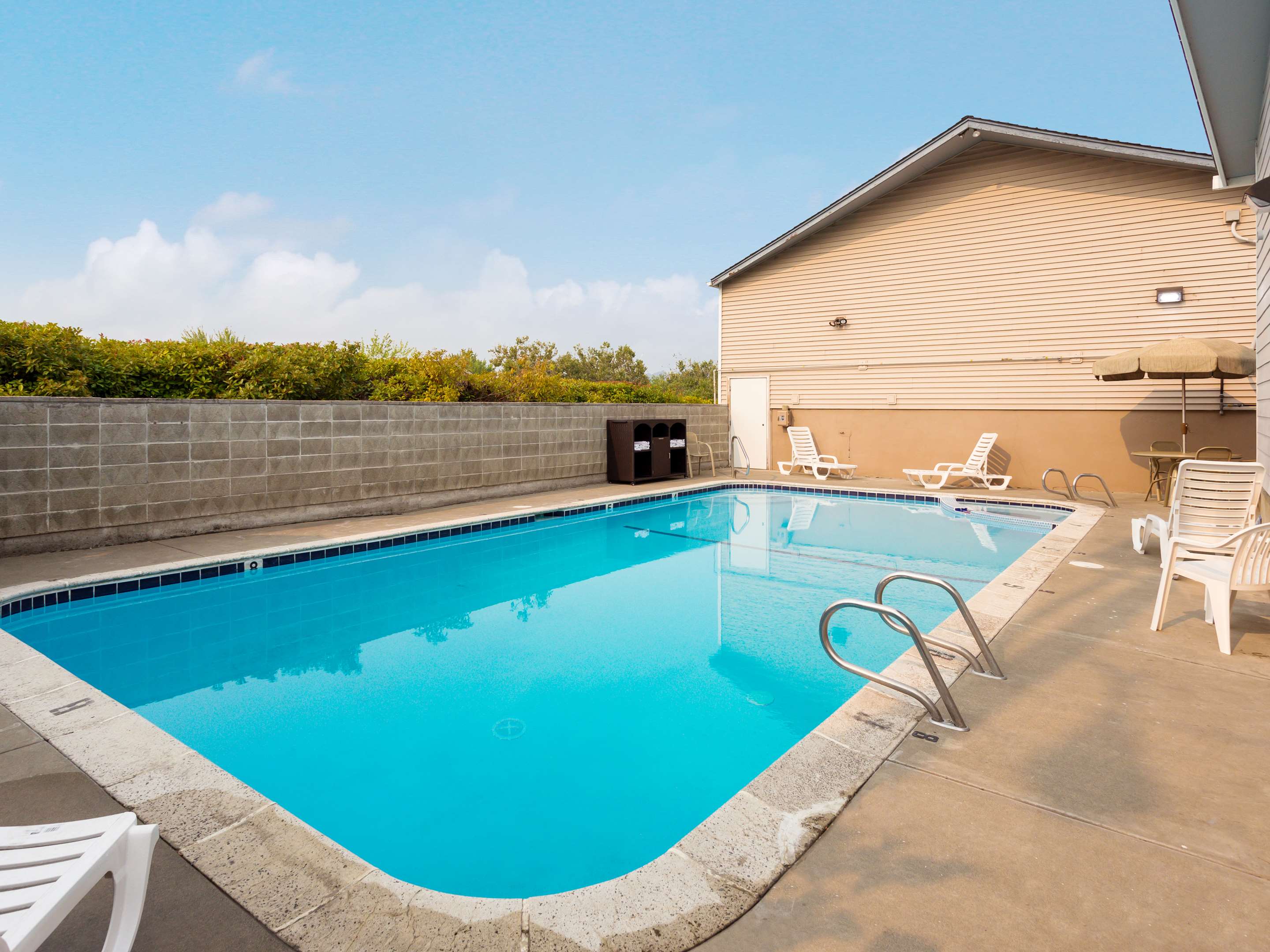 Pool | Red Lion Inn & Suites Grants Pass