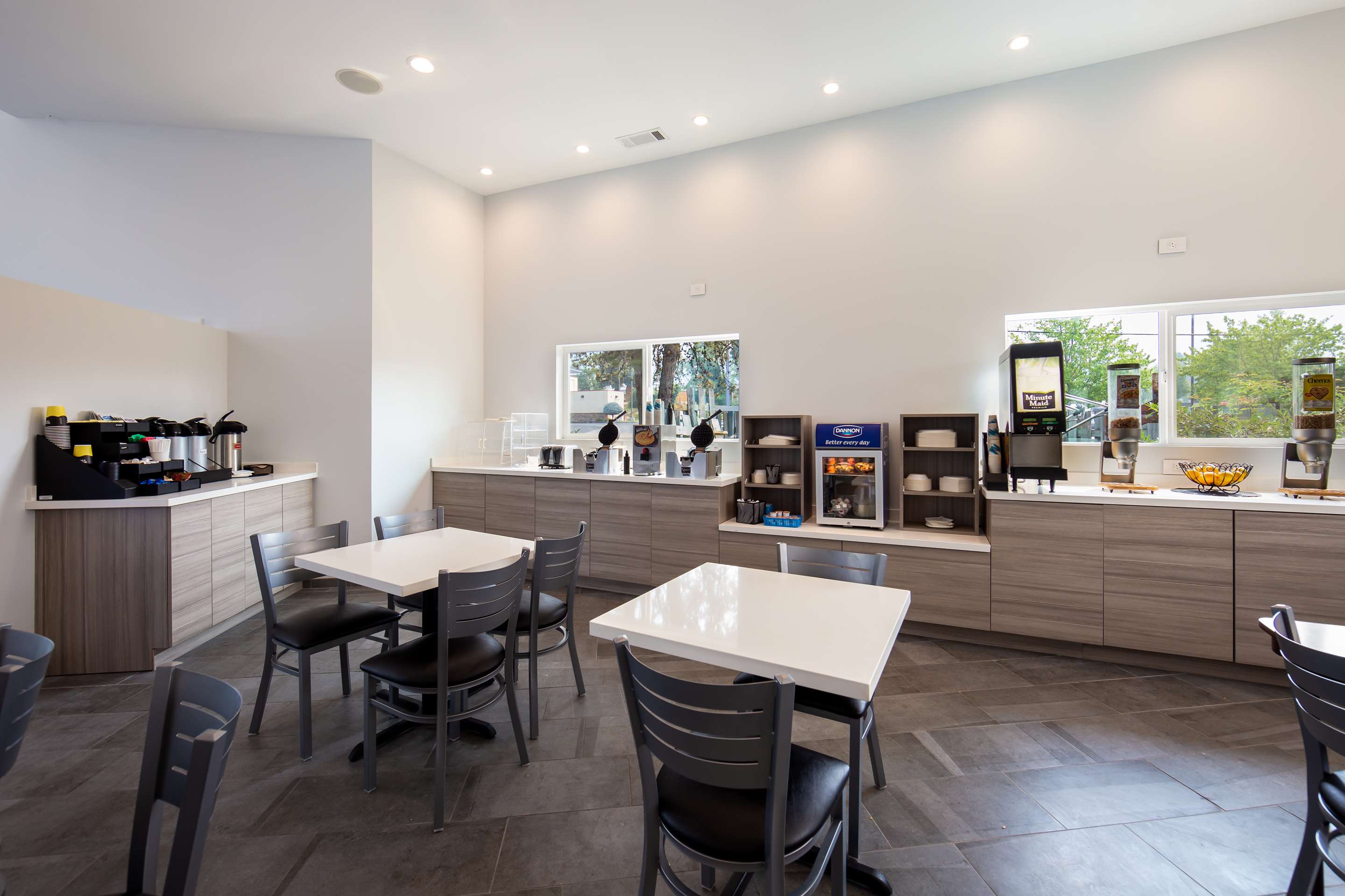 Breakfast Area | Red Lion Inn & Suites Grants Pass