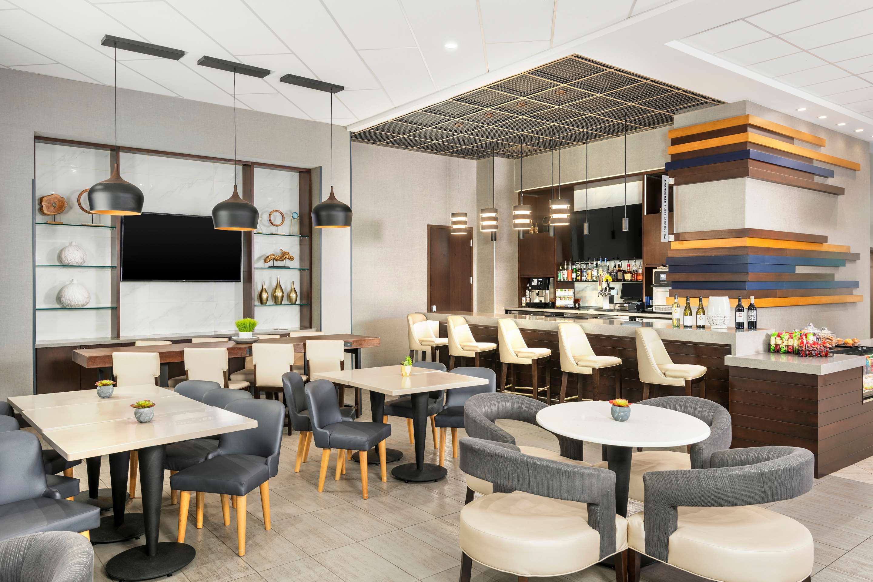 Bar Lounge | Hyatt Place Greenville Downtown