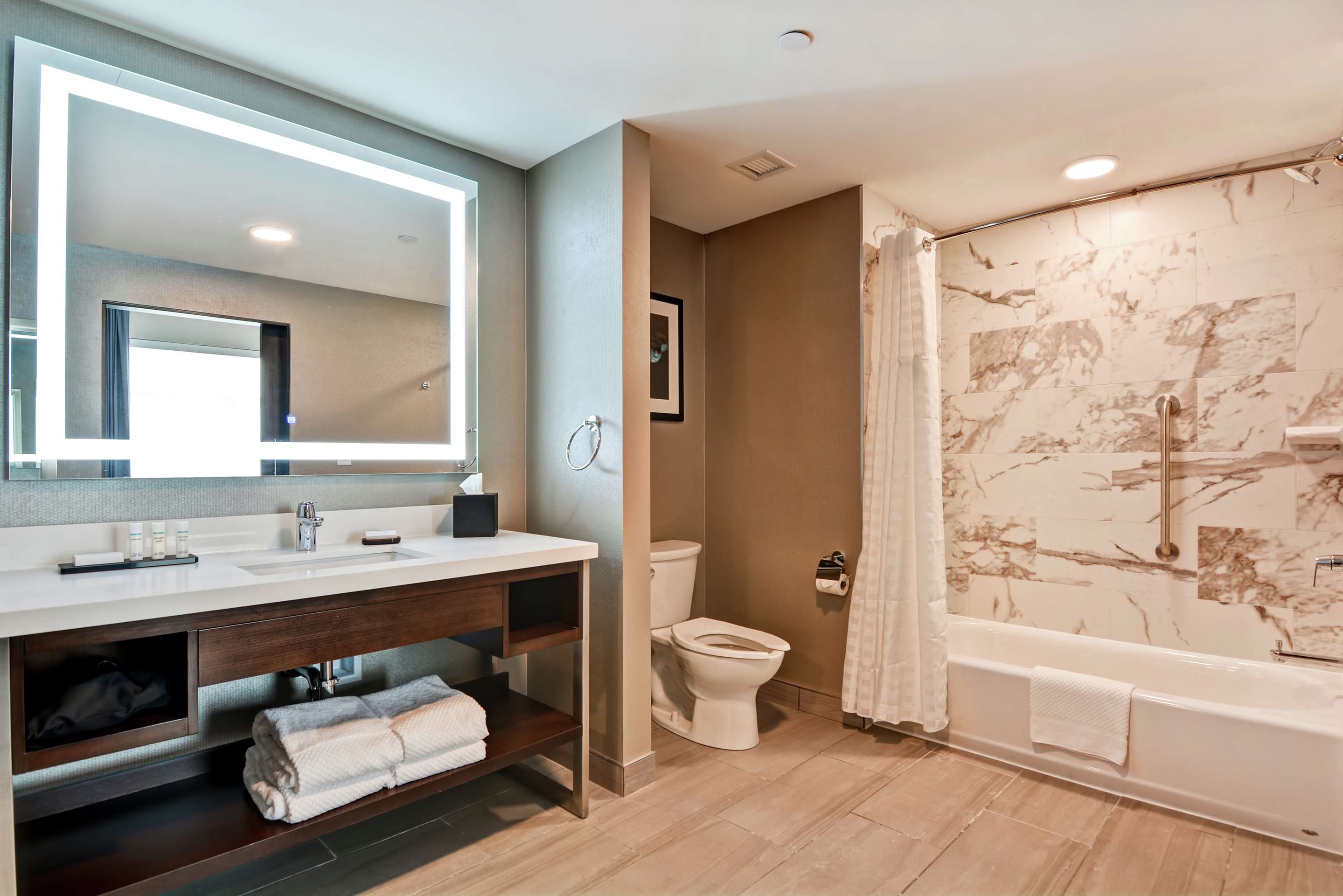 Guest room bath