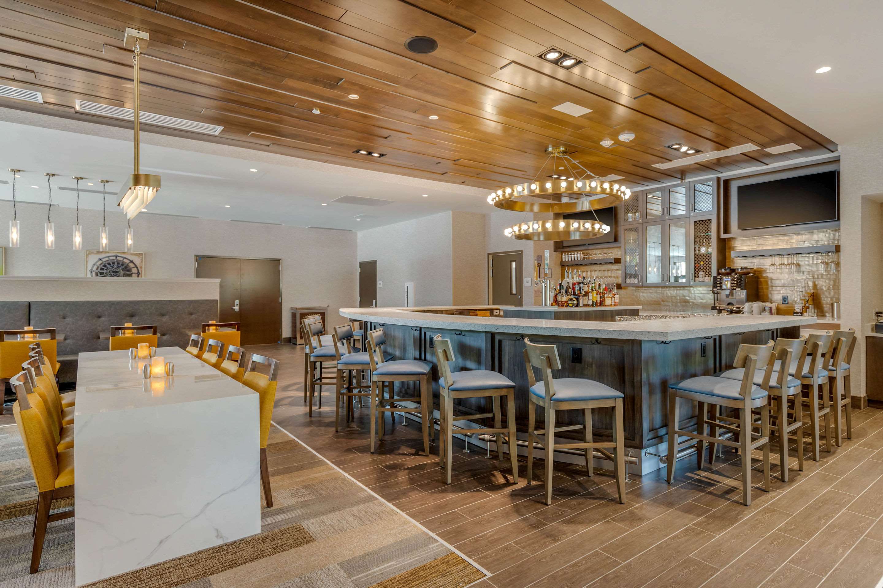 Hotel bar | Cambria Hotel Charleston Riverview