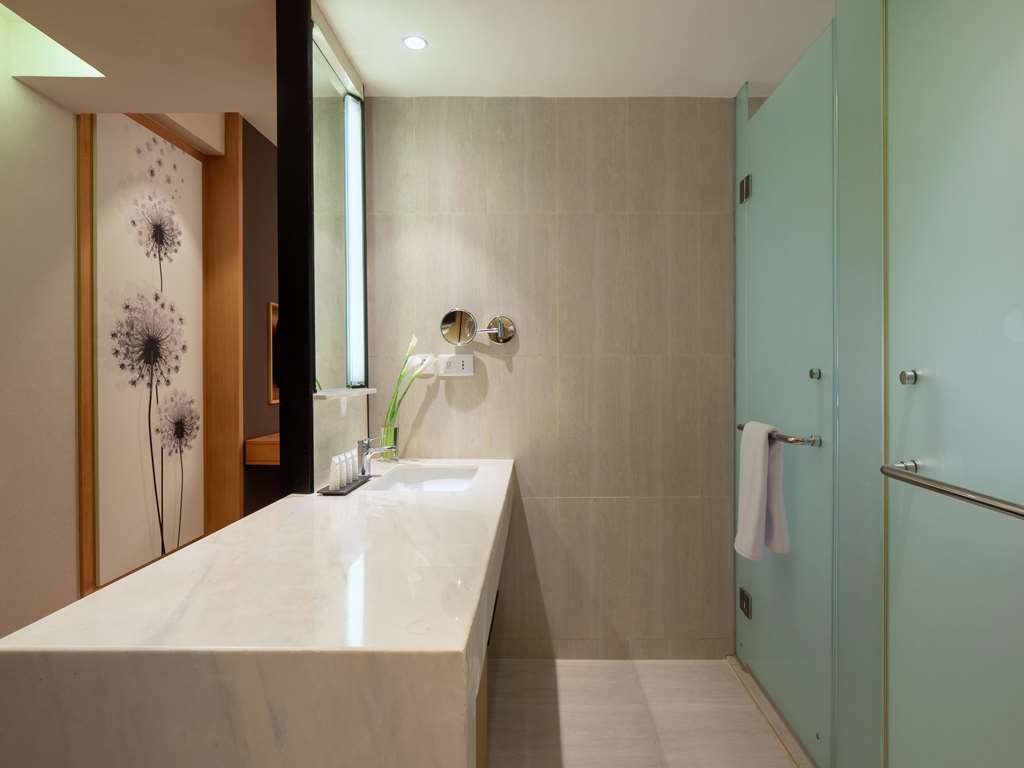 RADISSON GOLF AND CONVENTION CENTER-guestroom-Guest Room,Bathroom,On-Site.jpg
