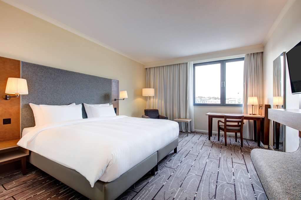 RADISSON BLU WATERFRONT JERSEY-guestroom-Guest Room,On-Site.jpg
