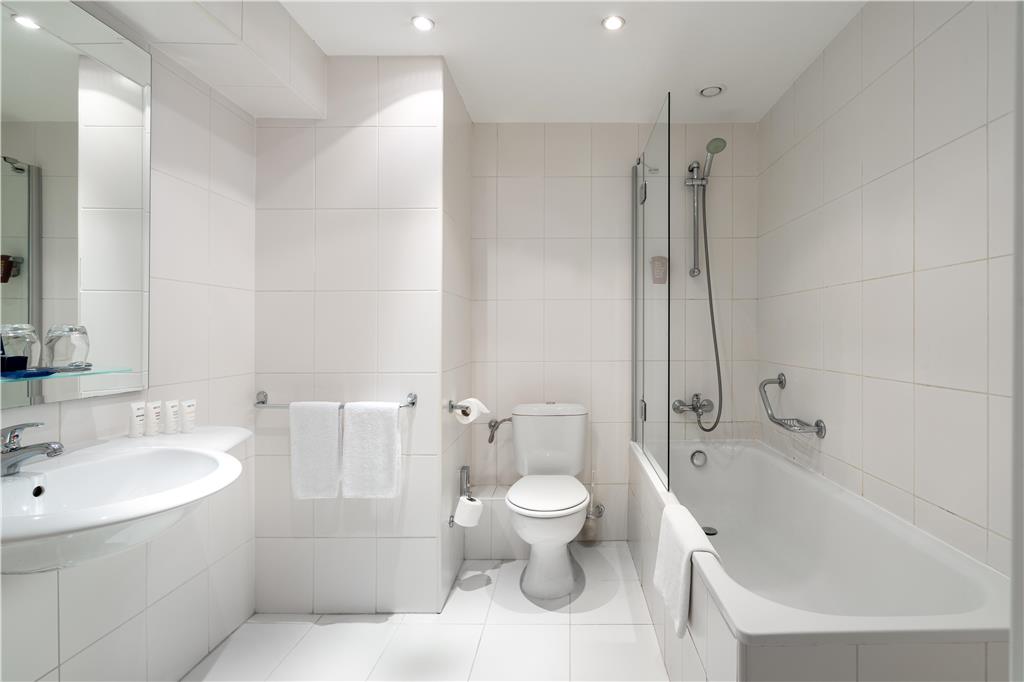 PARK INN BY RADISSON BUCHAREST-guestroom-Guest Room,Bathroom,On-Site.jpg