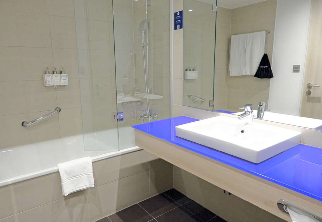 PARK INN LINZ-guestroom-Guest Room,Bathroom,On-Site.jpg