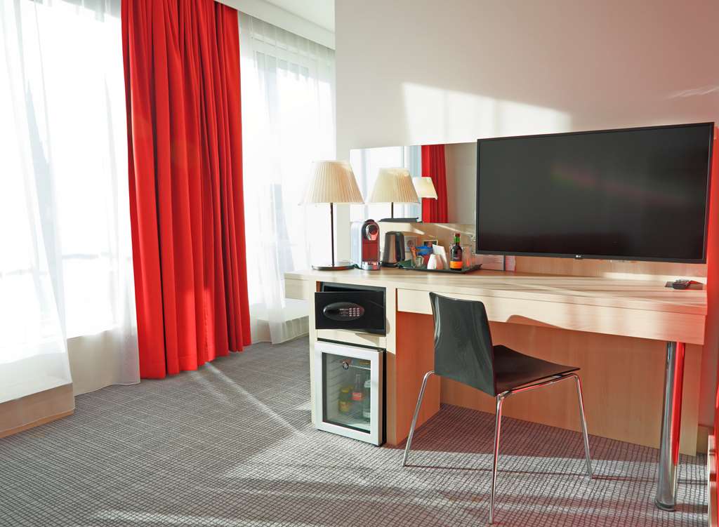 PARK INN LINZ-guestroom-Guest Room,Suite,On-Site.jpg