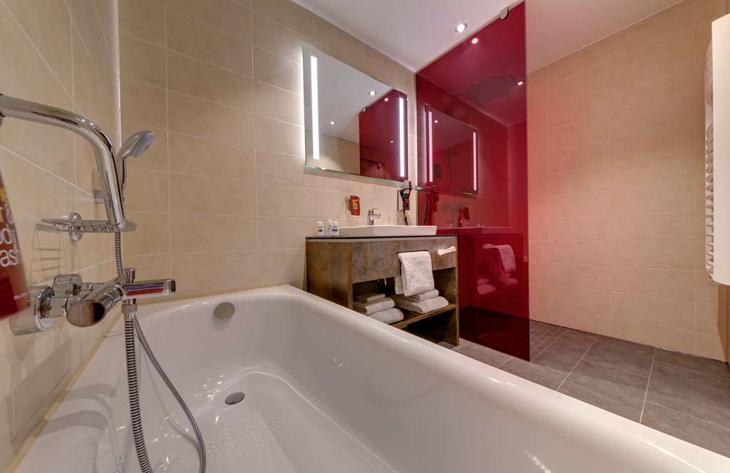 PARK INN BY RADISSON NEUMARKT-guestroom-Guest Room,Bathroom,On-Site.jpg