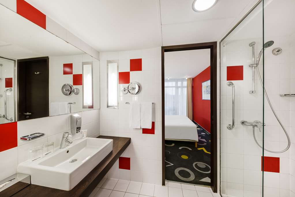 PARK INN SARVAR-guestroom-Guest Room,Bathroom,On-Site.jpg