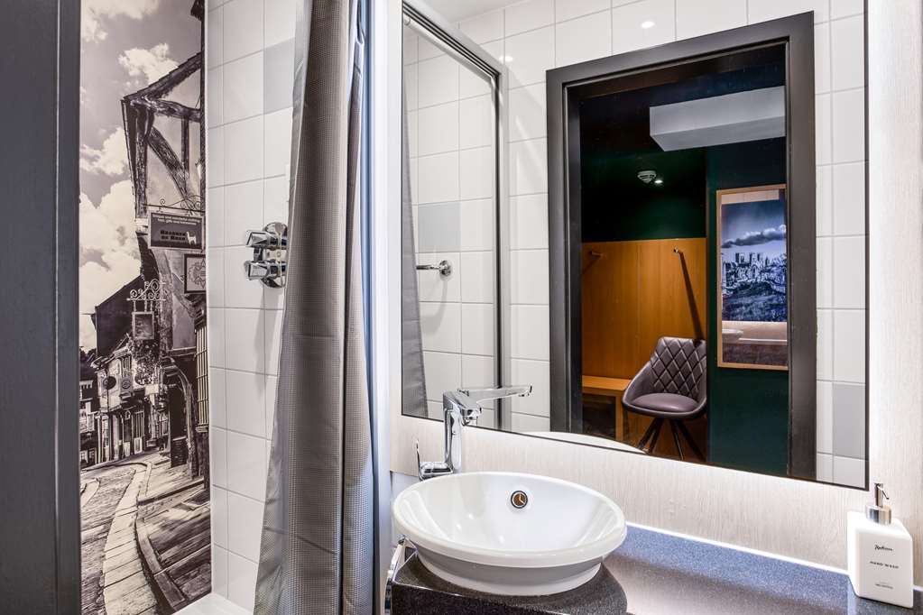 RADISSON HOTEL YORK-guestroom-Guest Room,Bathroom,On-Site.jpg