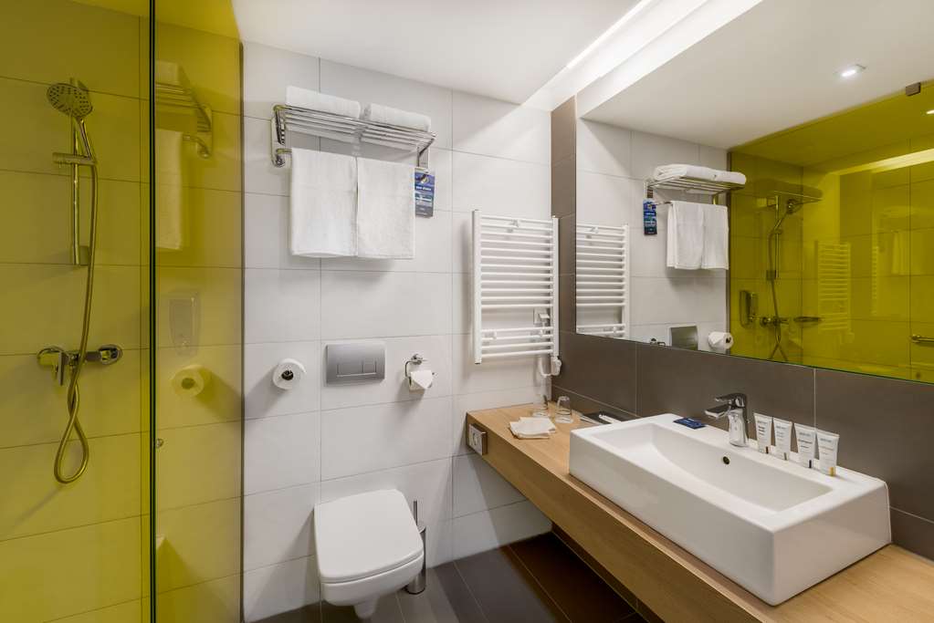 PARK INN BY RADISSON ZALAKAROS-guestroom-Guest Room,Bathroom,On-Site.jpg