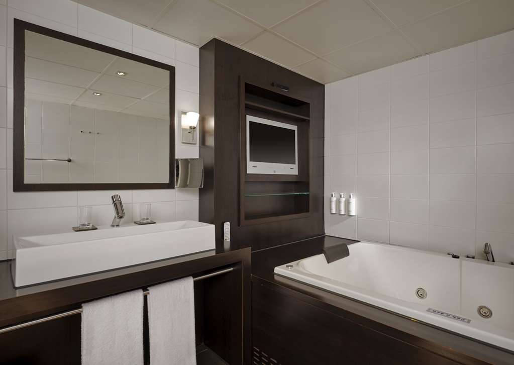 PARK PLAZA EINDHOVEN-guestroom-Guest Room,Bathroom,Suite,On-Site.jpg
