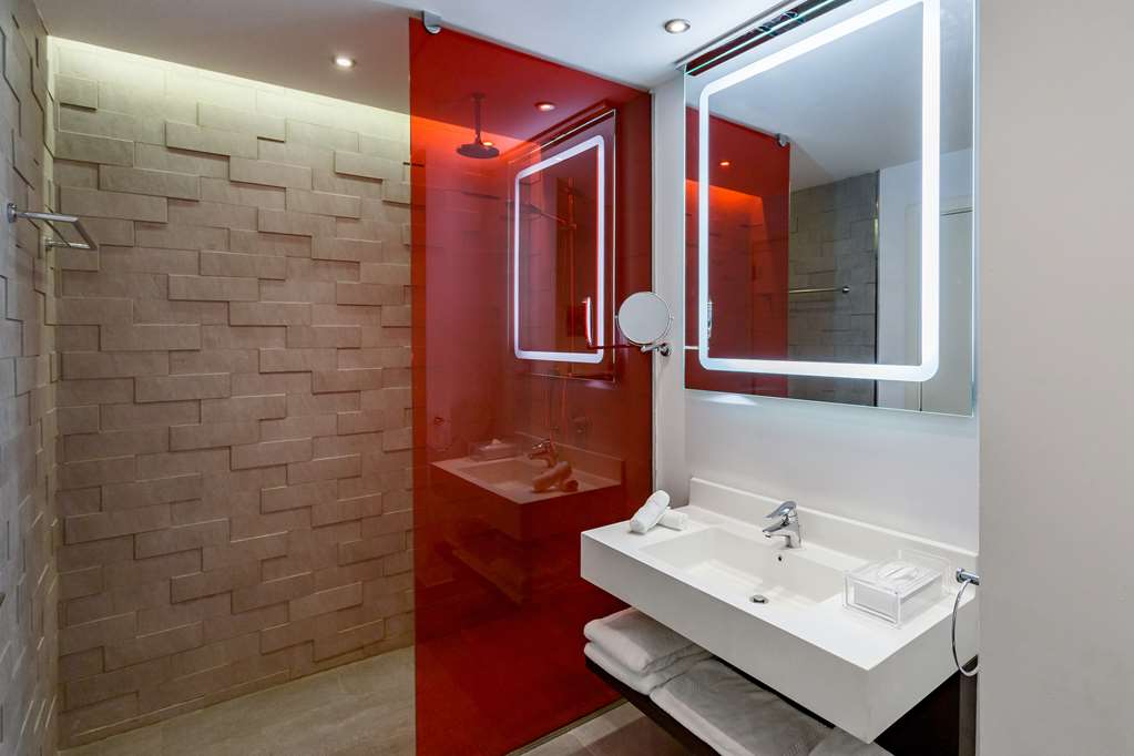 RADISSON DAMMAN INDUSTRIAL CITY-guestroom-Bathroom.jpg