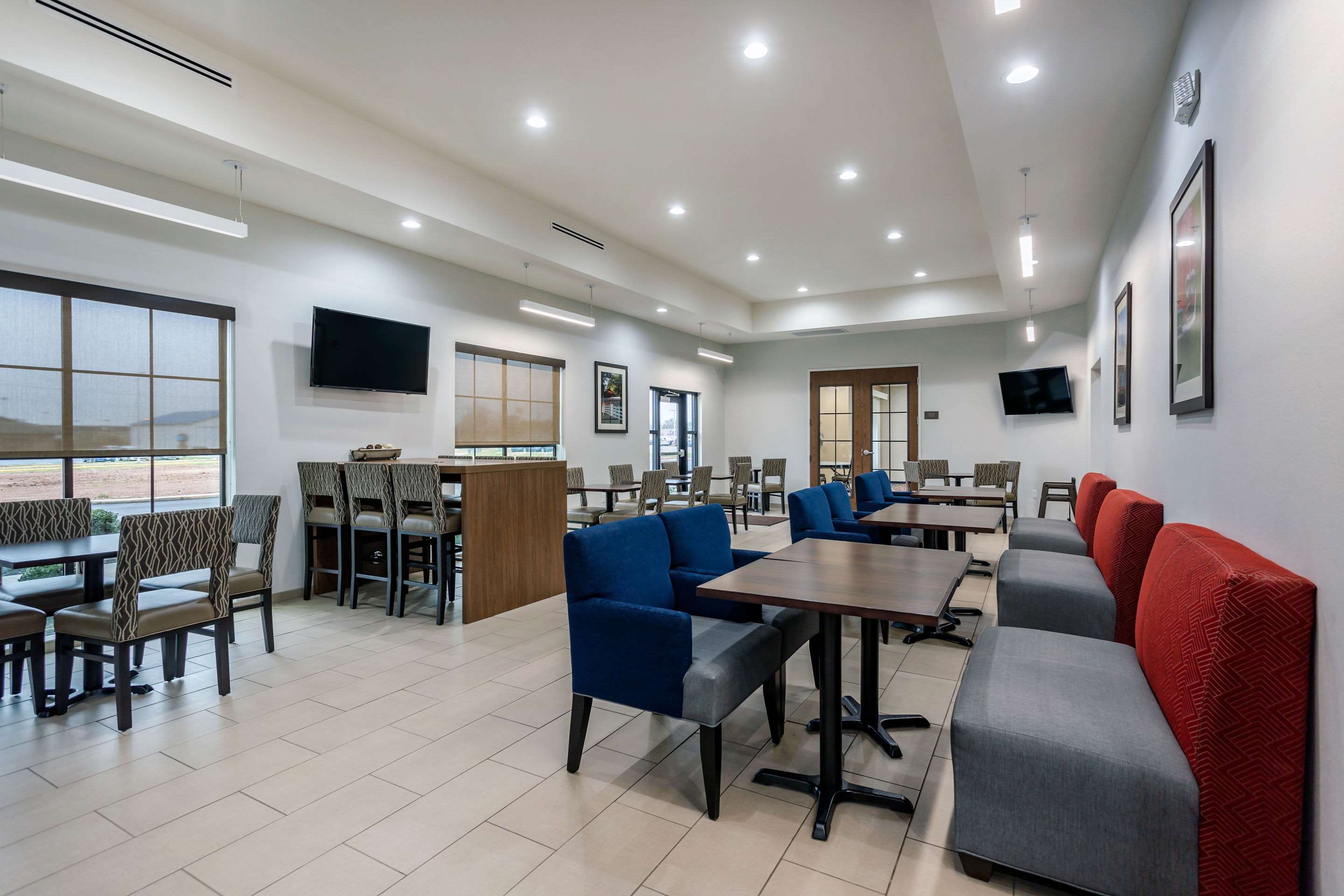 Breakfast area | Comfort Suites