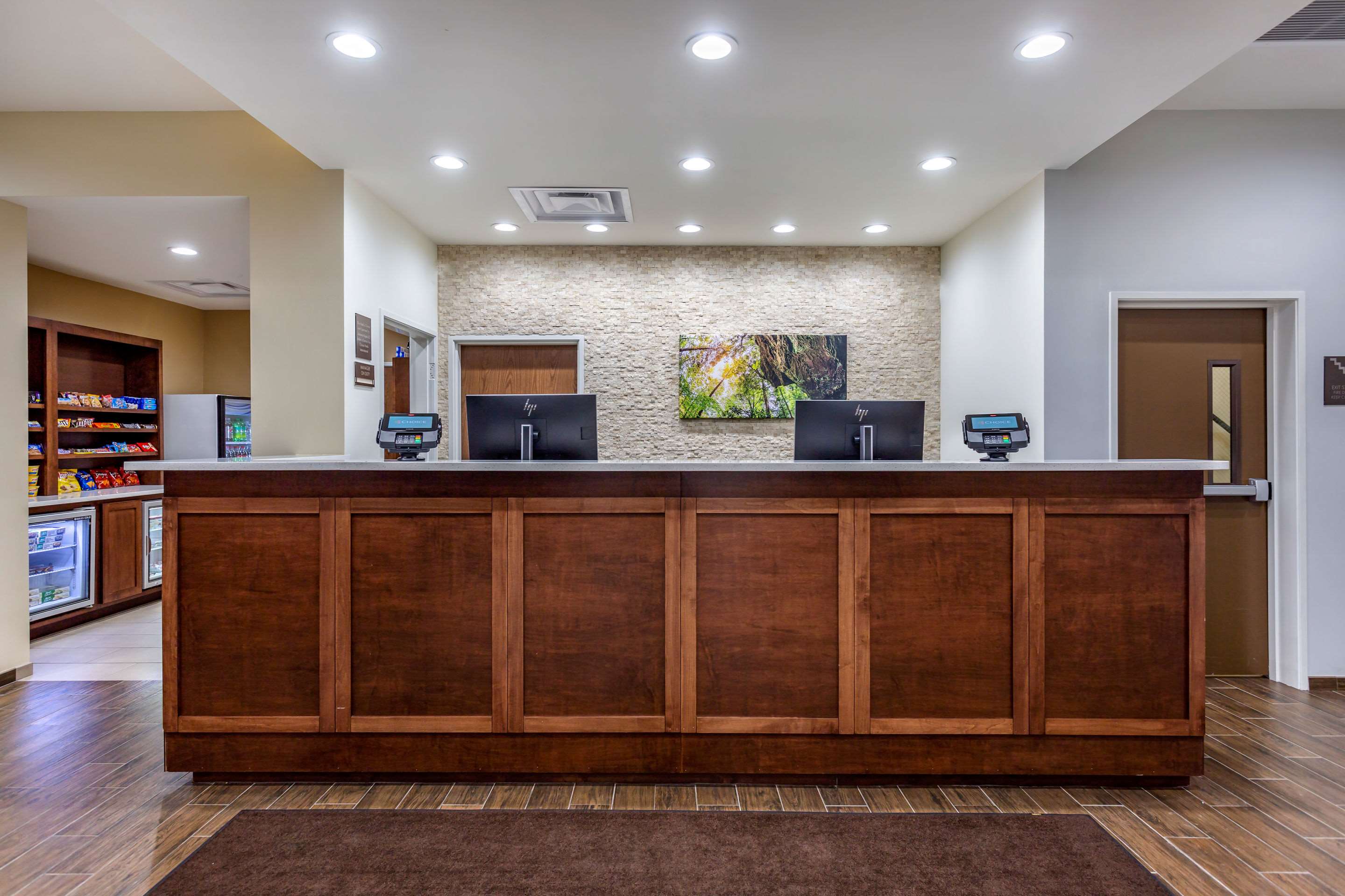 Front desk | Comfort Suites