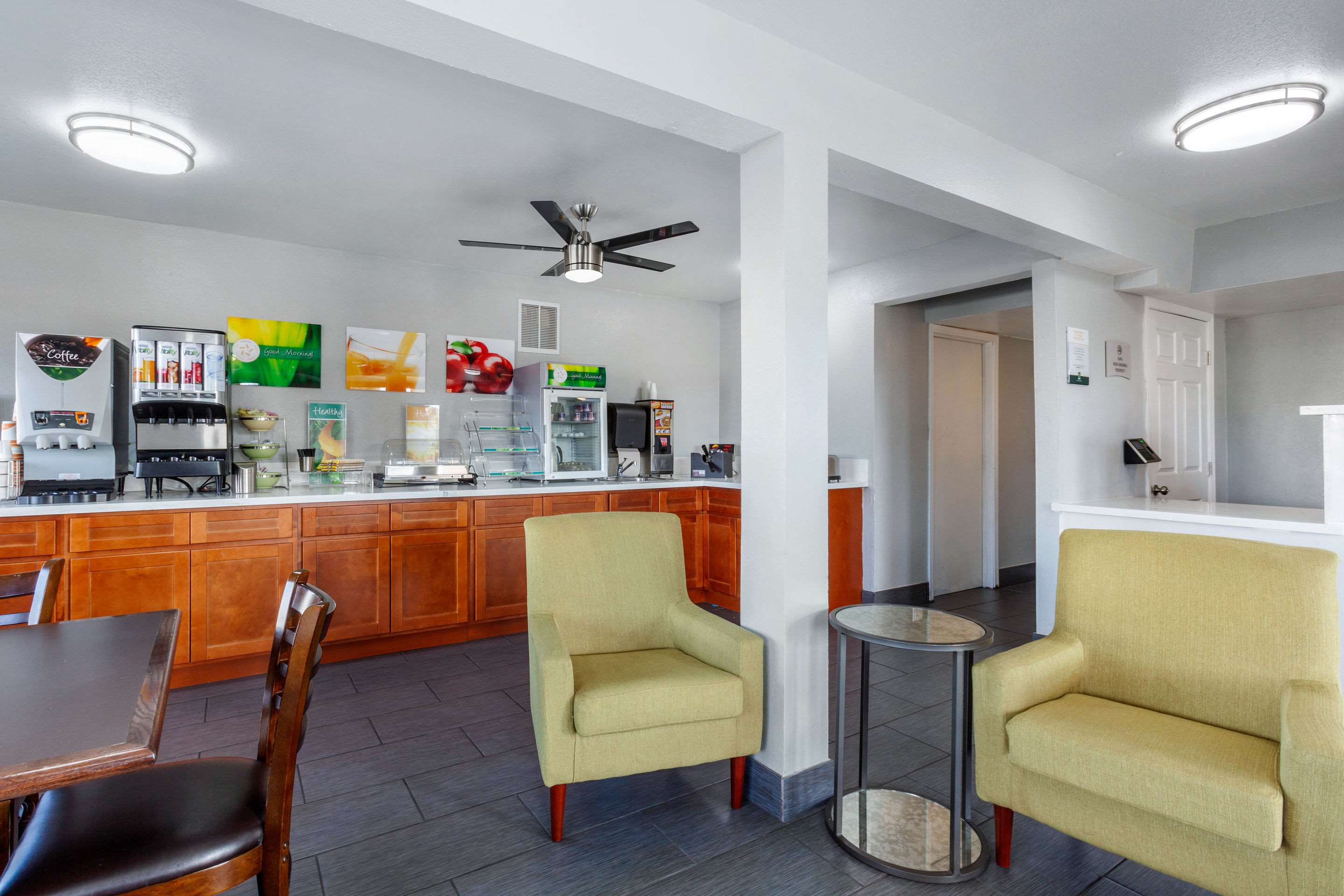 Hotel lobby | Quality Inn & Suites near Downtown Mesa