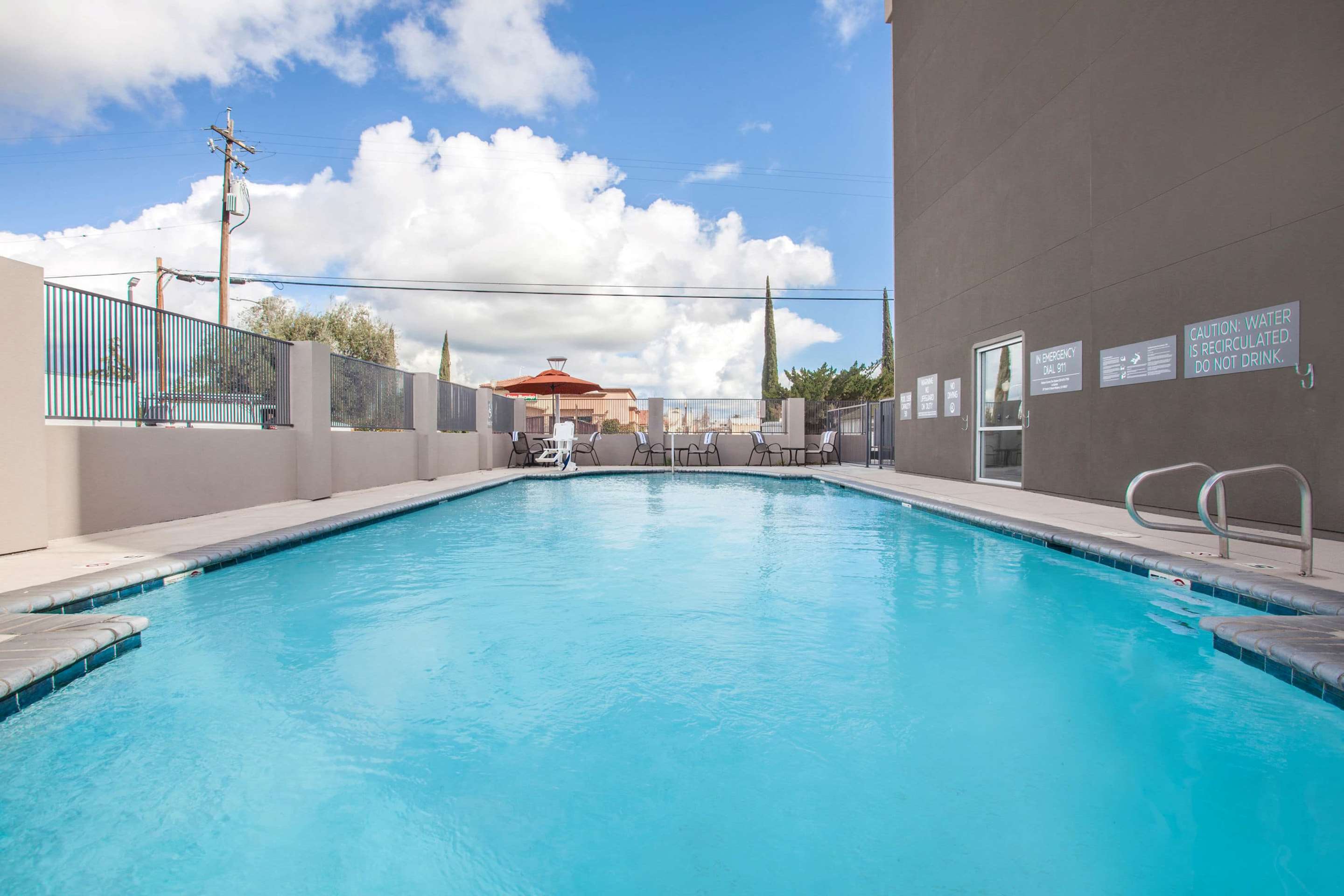 Pool | La Quinta Inn & Suites by Wyndham Madera