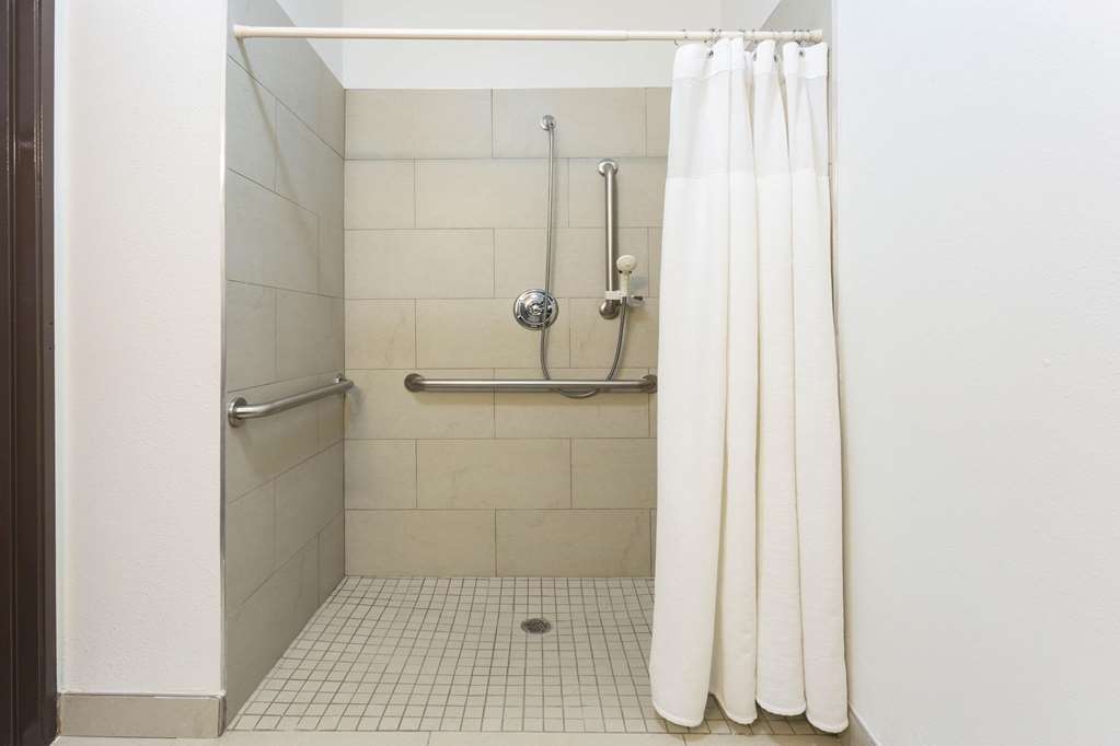 WINGATE BY WYNDHAM GURNEE-guestroom-Guest Room,Bathroom,On-Site.jpg