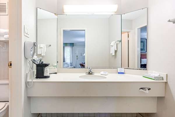  - Rodeway Inn Huntsville - I-45, Exit 116