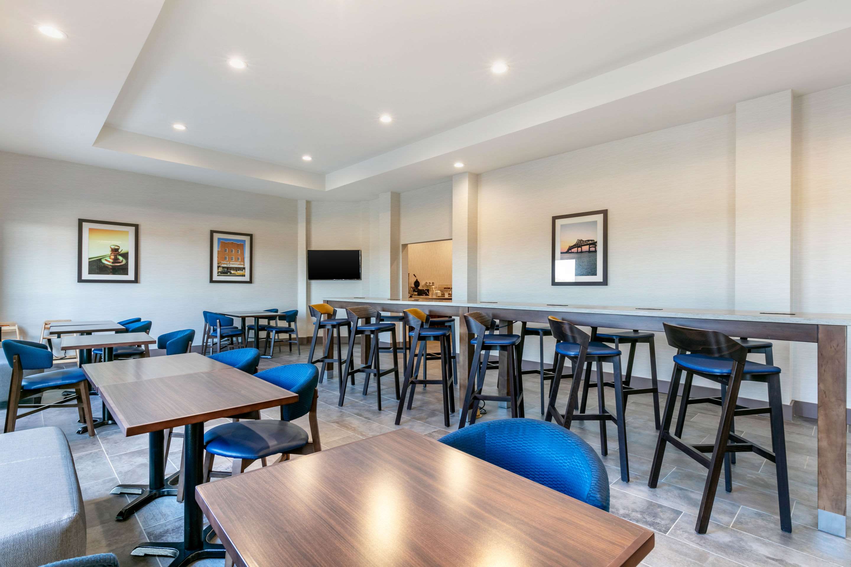 Breakfast area | Comfort Suites