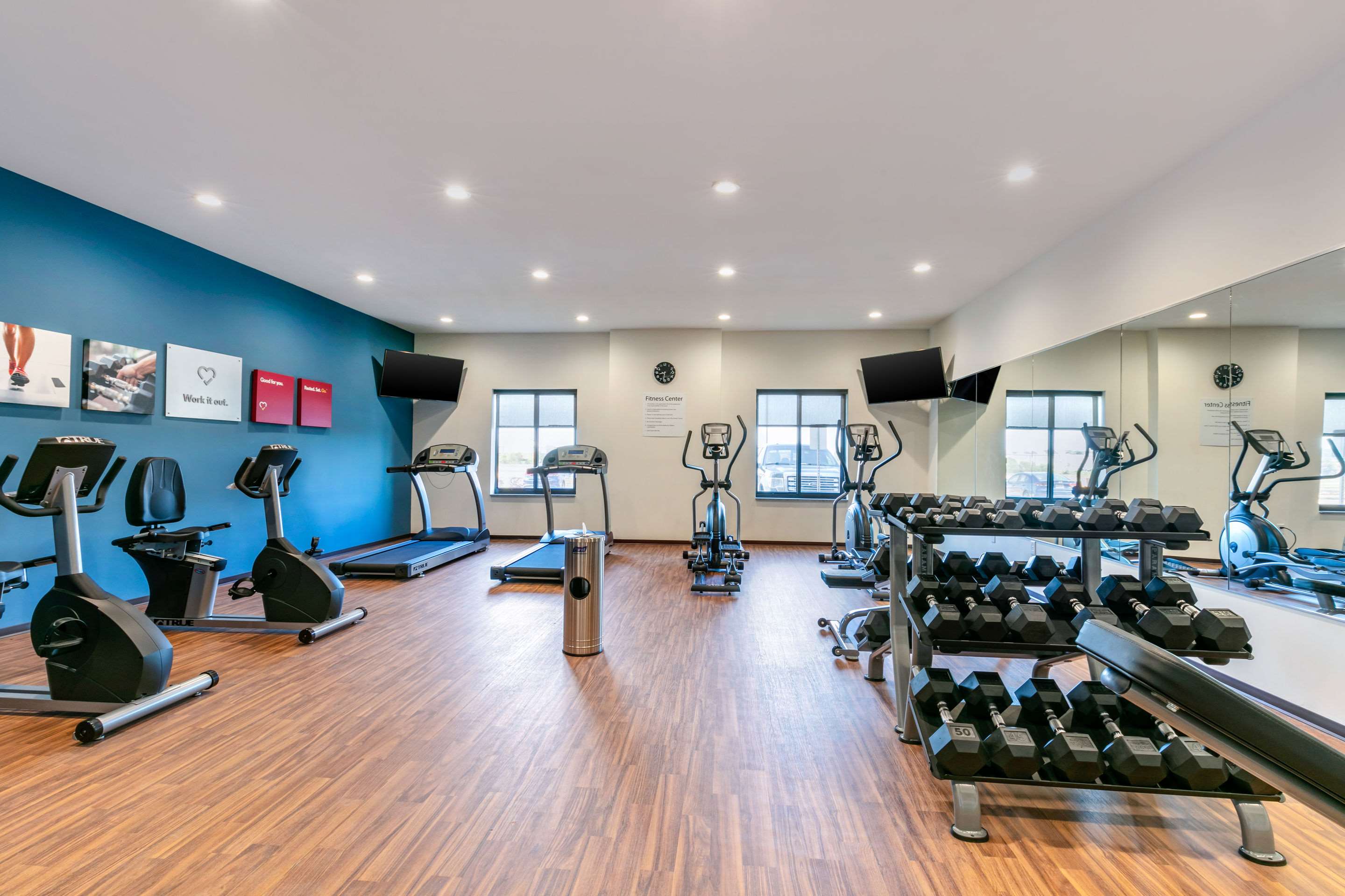 Exercise room | Comfort Suites