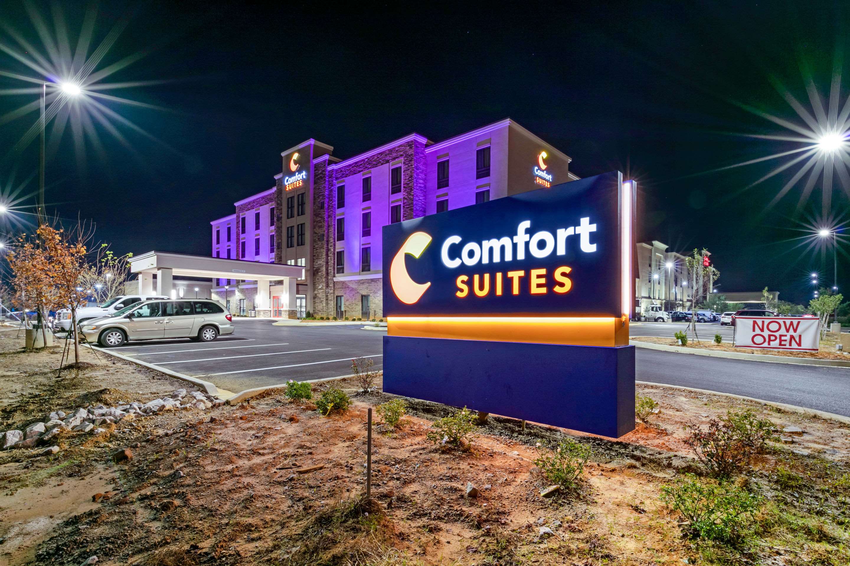 Hotel at night | Comfort Suites