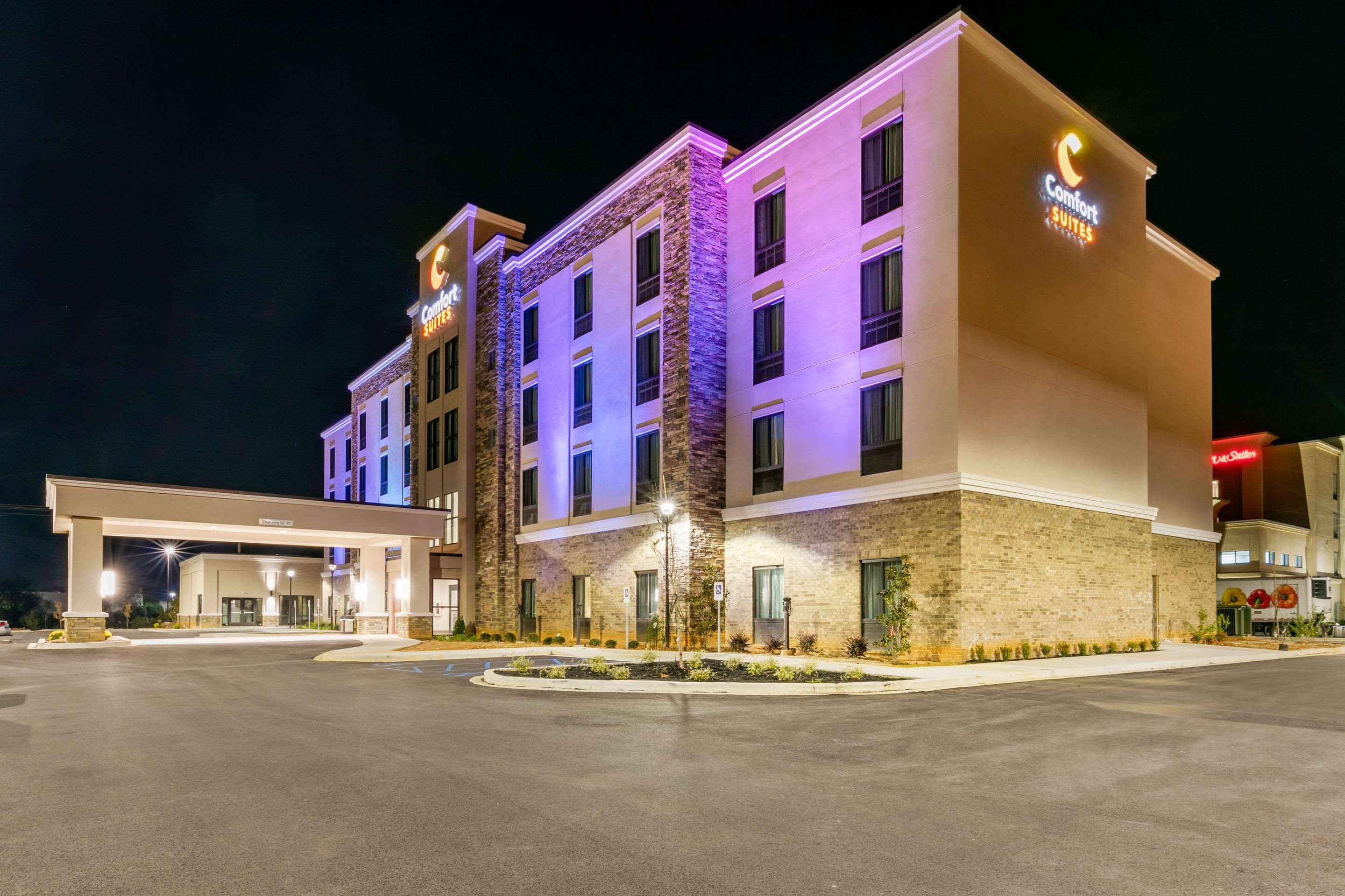 Hotel at night | Comfort Suites