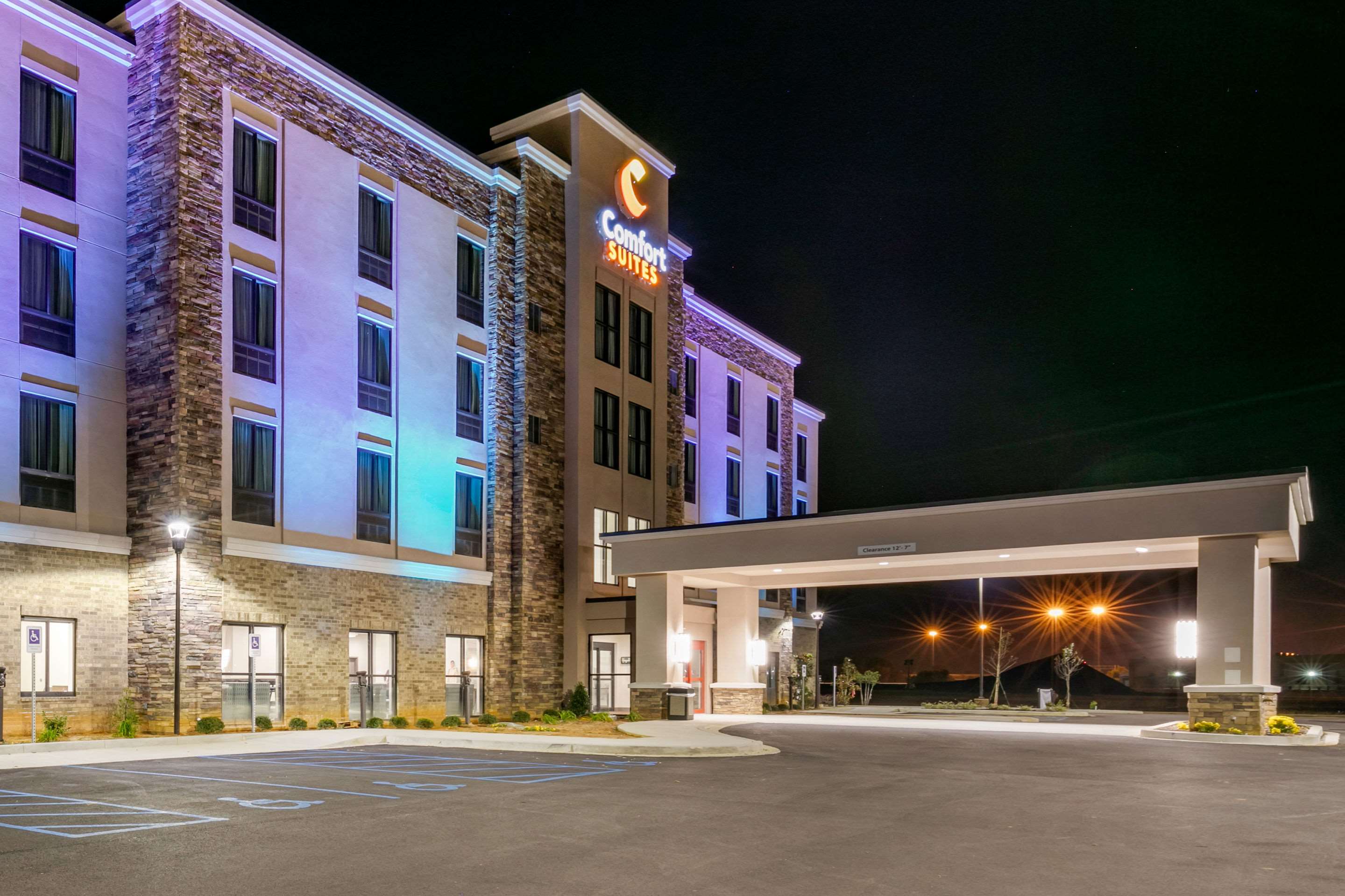 Hotel at night | Comfort Suites