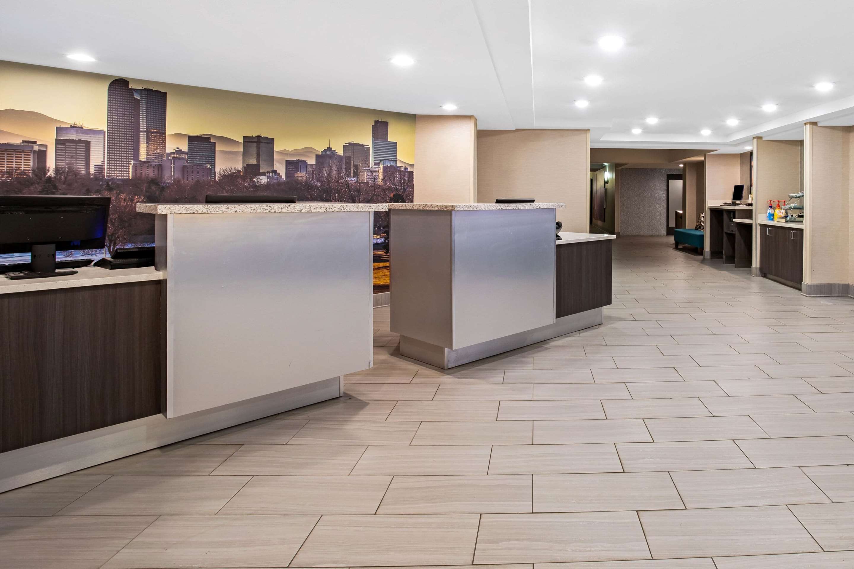 Lobby | La Quinta by Wyndham Denver Aurora Medical
