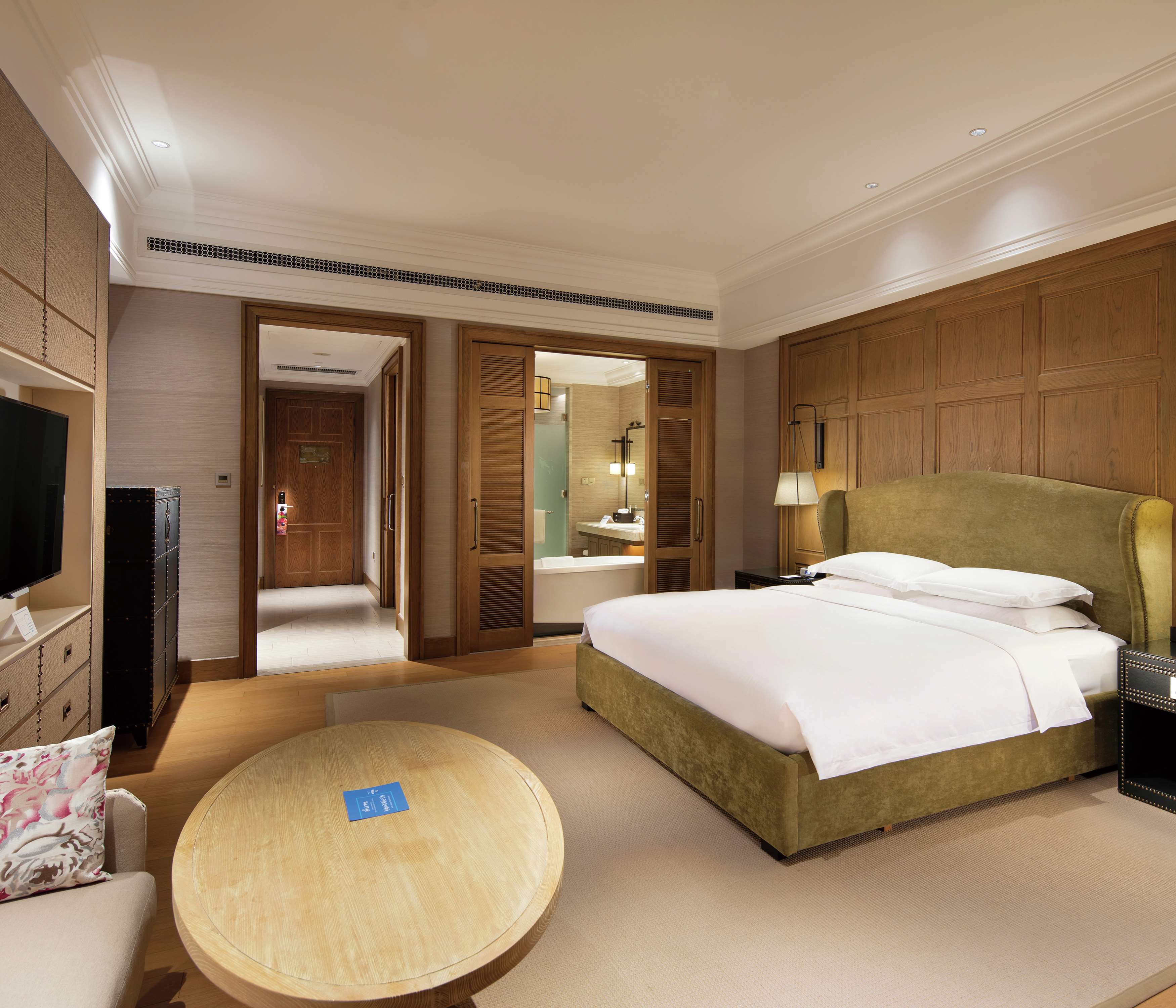 Hilton Wenan Room Type - KING DELUXE LAKE VIEW