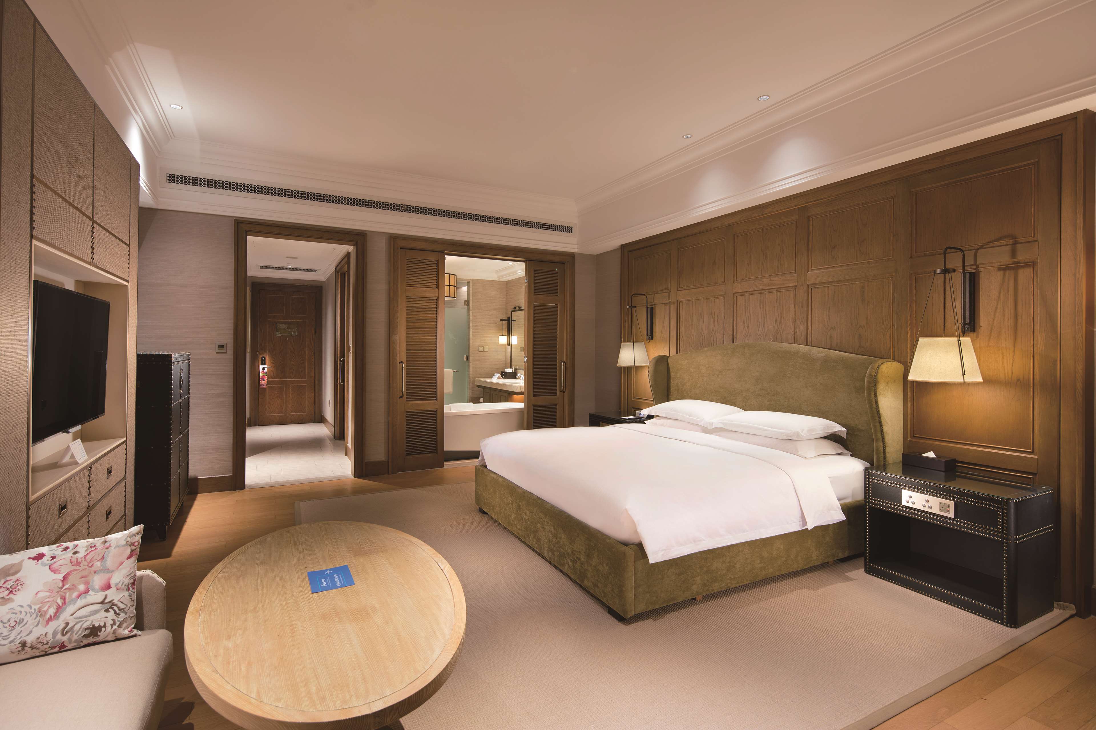 Hilton Wenan Room Type - KING GUEST ROOM LAKEVW