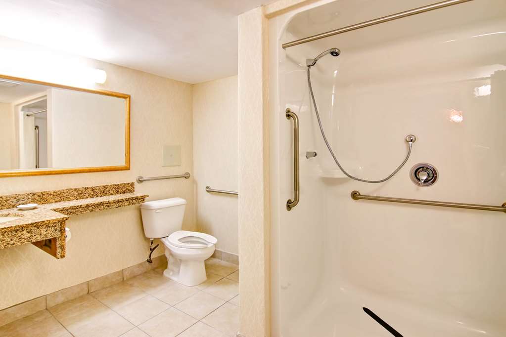 QUALITY INN-guestroom-Guest Room,Bathroom,On-Site.jpg