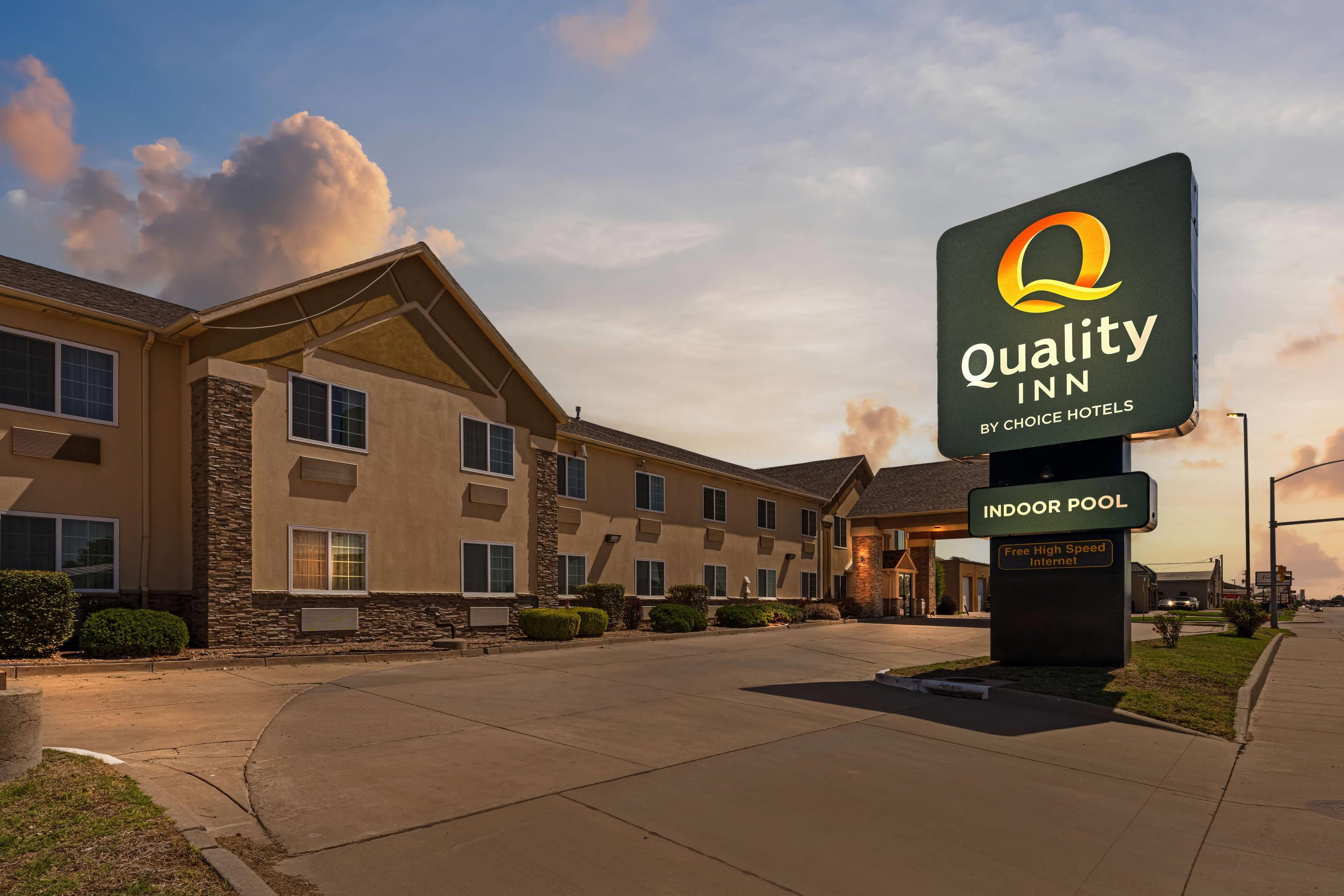 Hotel at night | Quality Inn